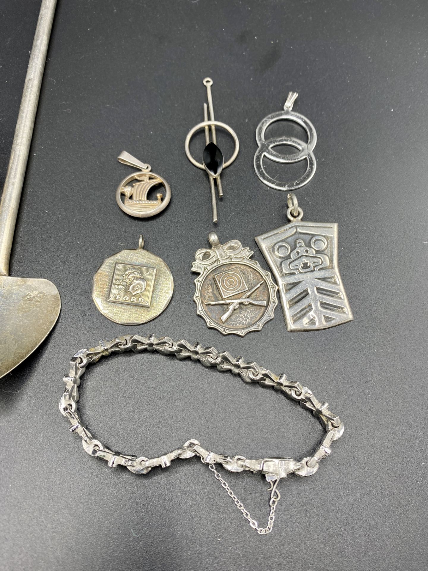 A quantity of silver jewellery - Bild 9 aus 10