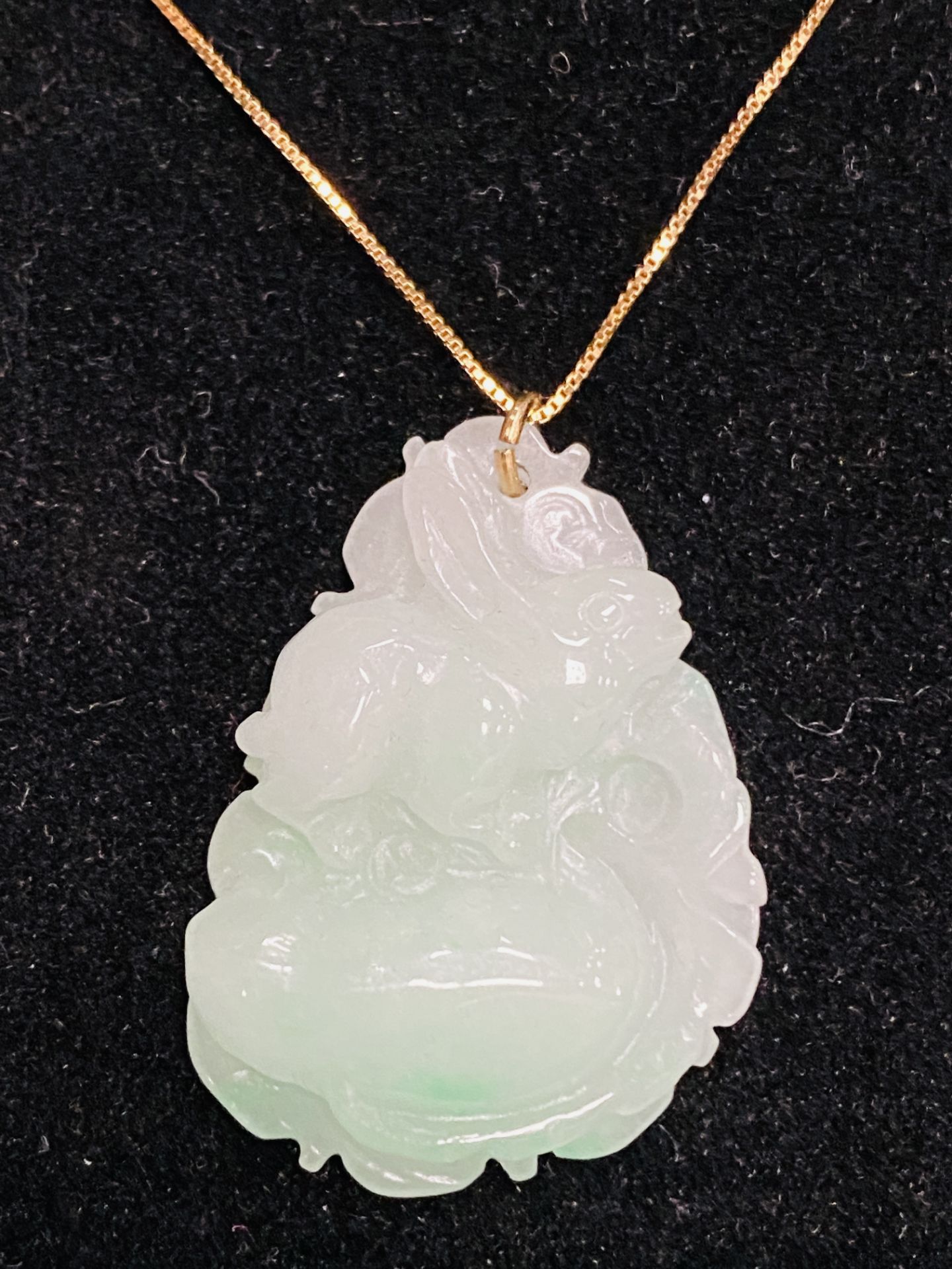 9ct gold necklace with jade pendant. - Image 2 of 2