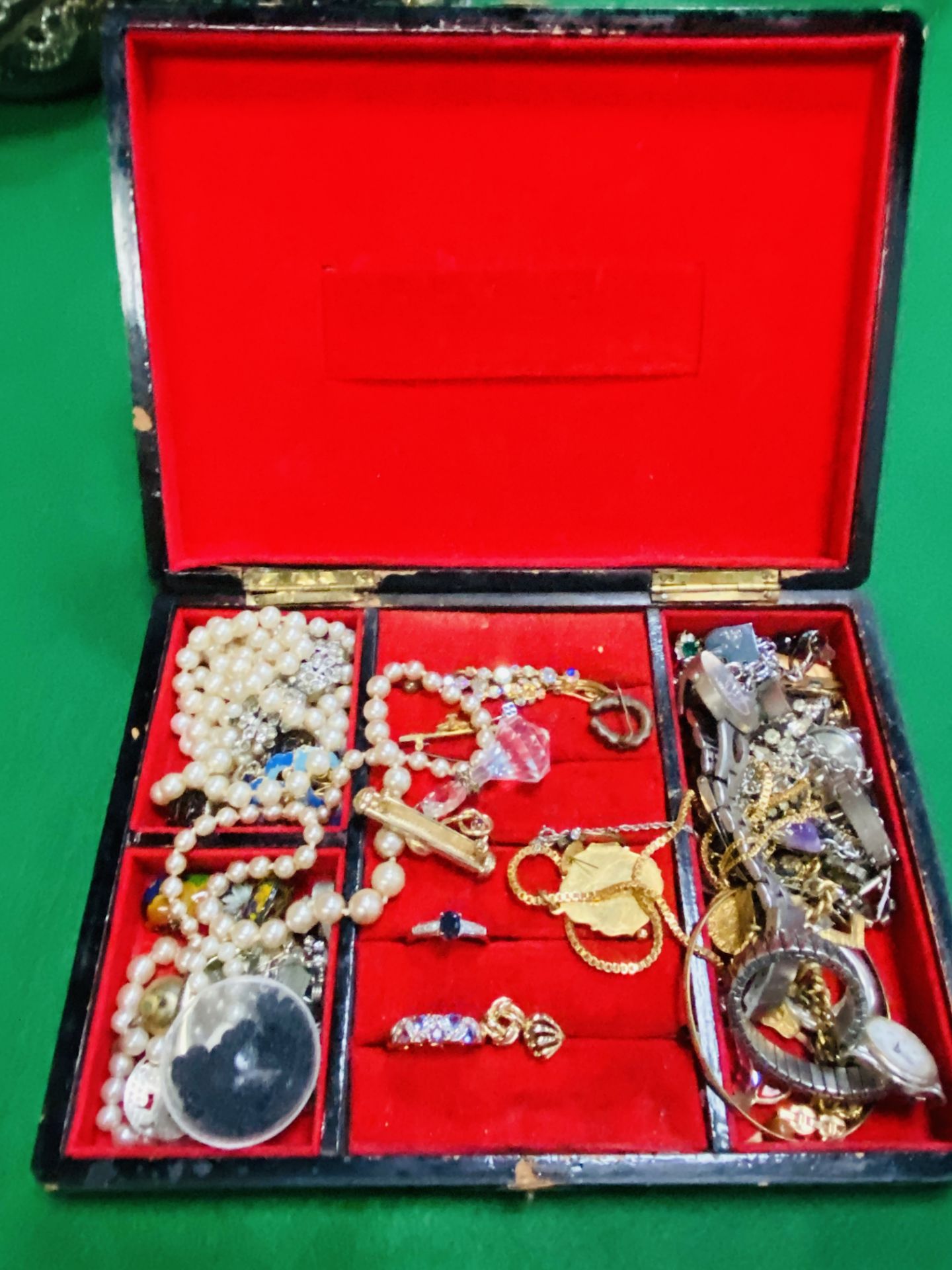 Oriental style jewellery box containing a quantity of costume jewellery.