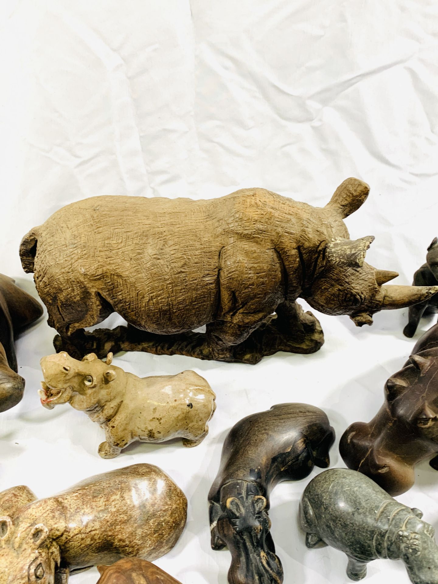 A quantity of carved wood and stone hippos - Bild 5 aus 5
