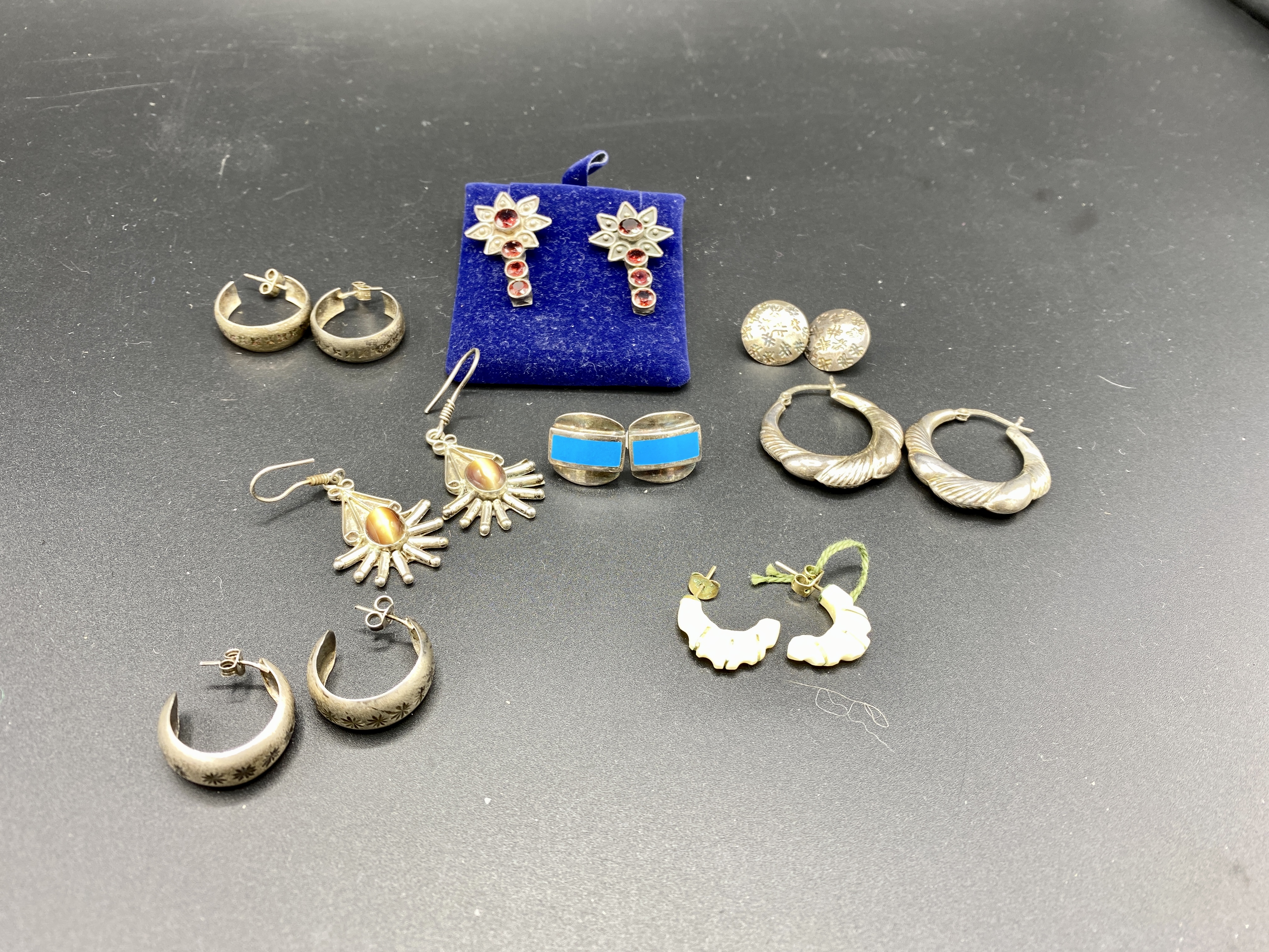 A quantity of silver jewellery
