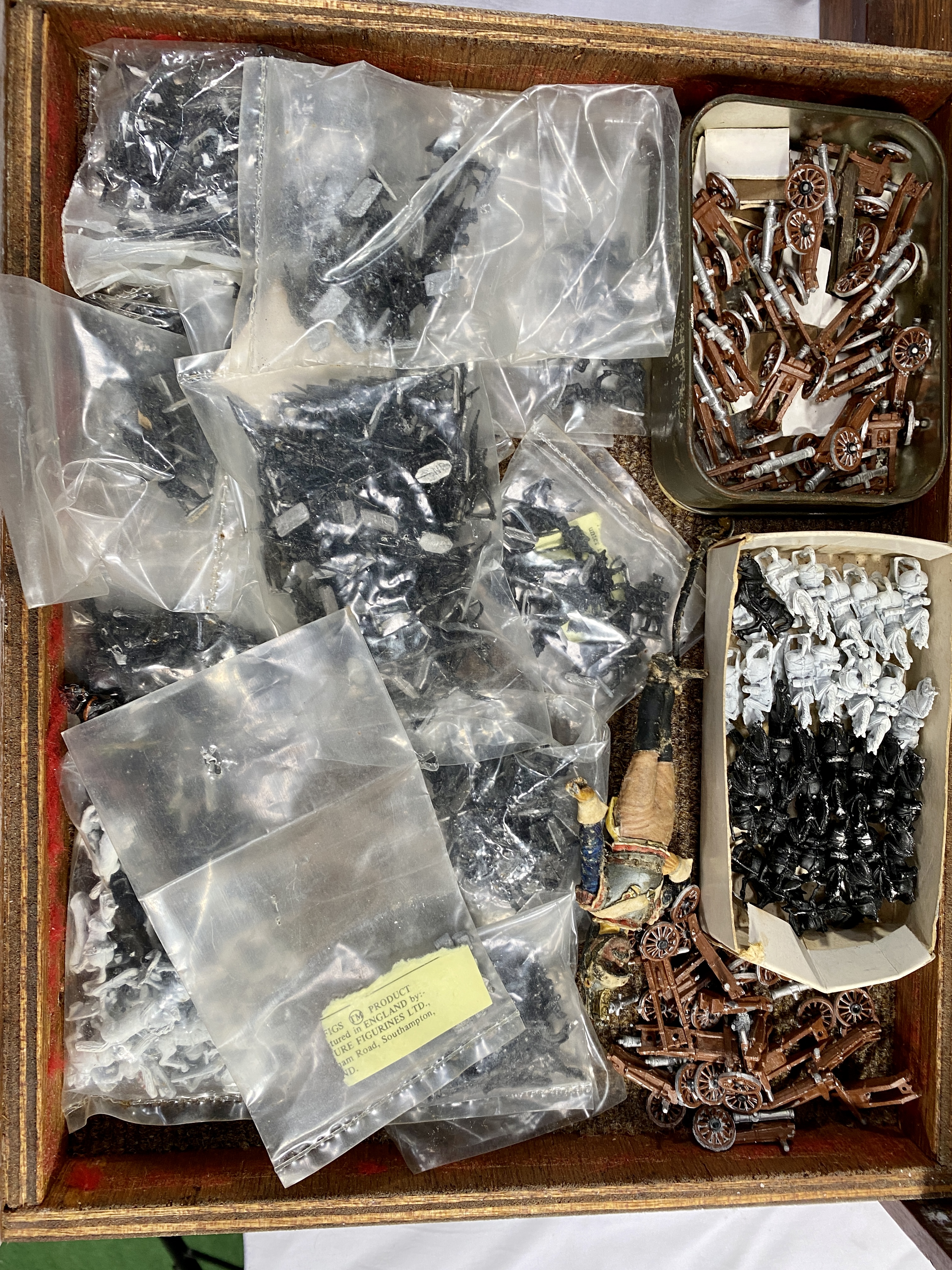 A collectors cabinet containing a quantity of metal soldiers - Image 10 of 34