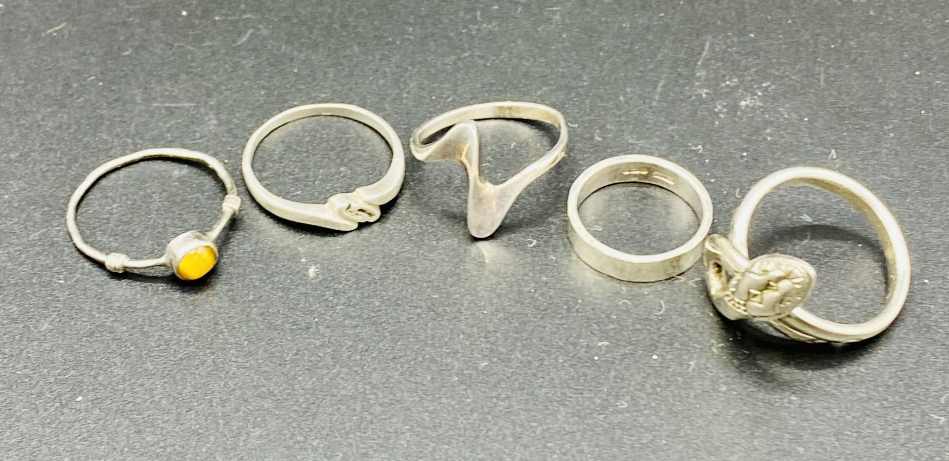 Five assorted silver rings - Bild 2 aus 8