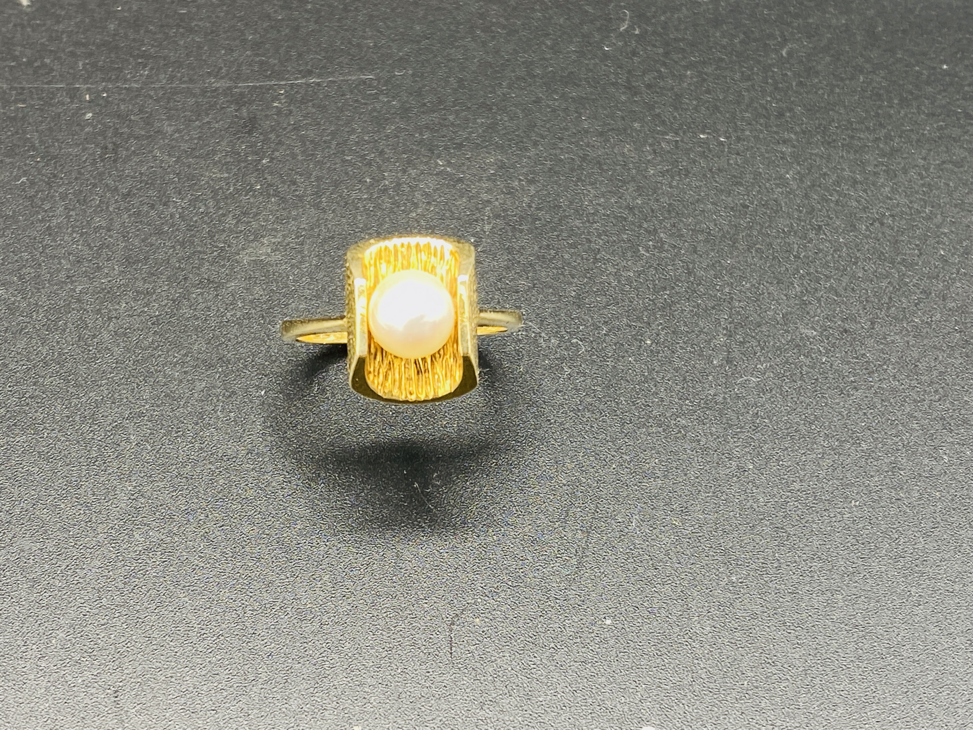 9ct gold ring set with a single pearl - Image 3 of 4