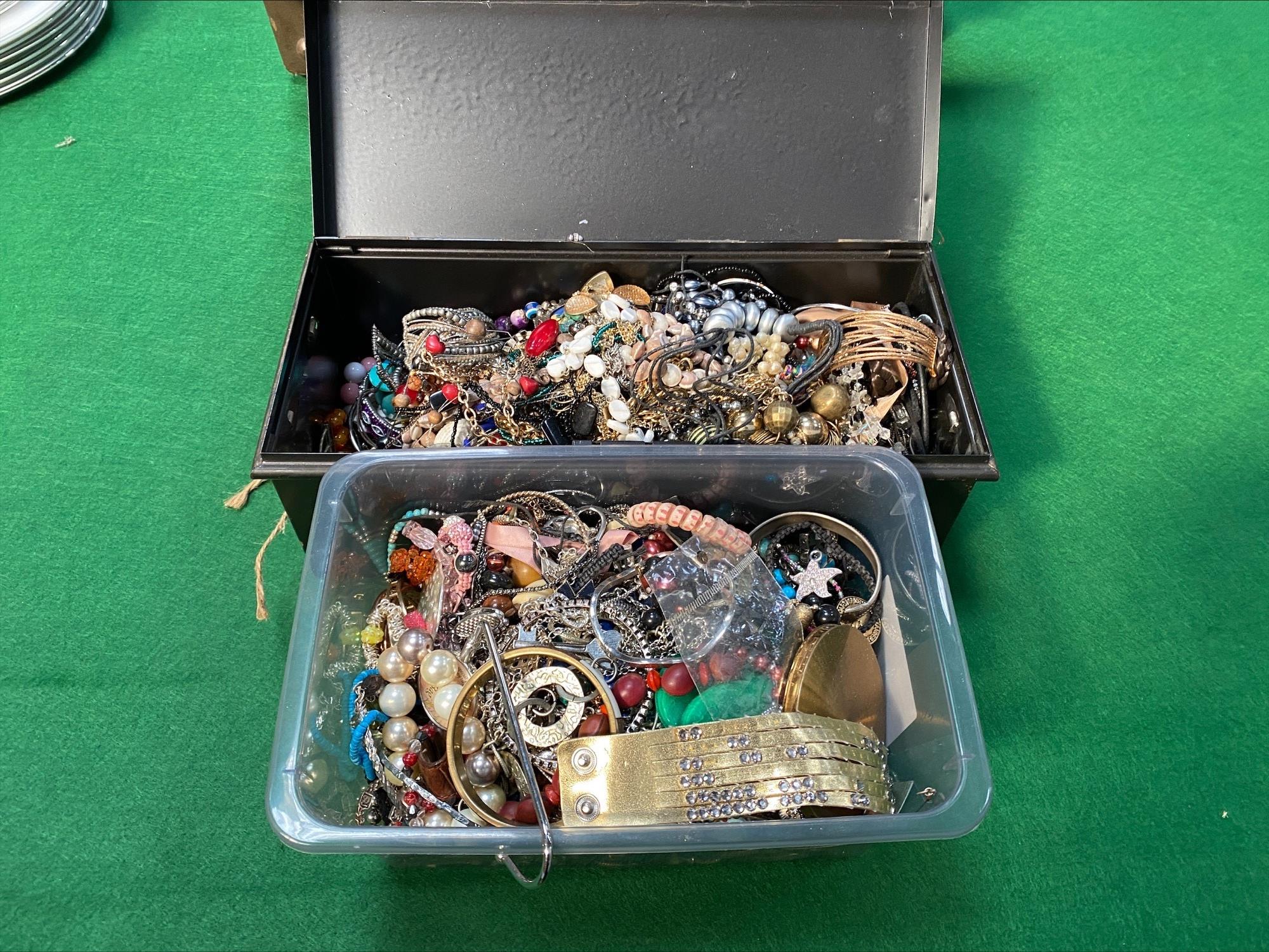 Quantity of costume jewellery. Estimate £20-40.