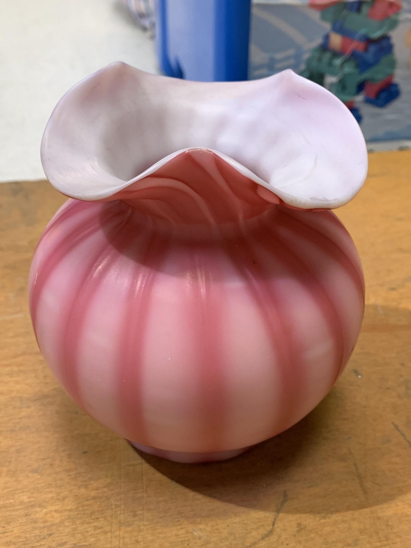 A Victorian pink striped vaseline glass vase - Image 2 of 2