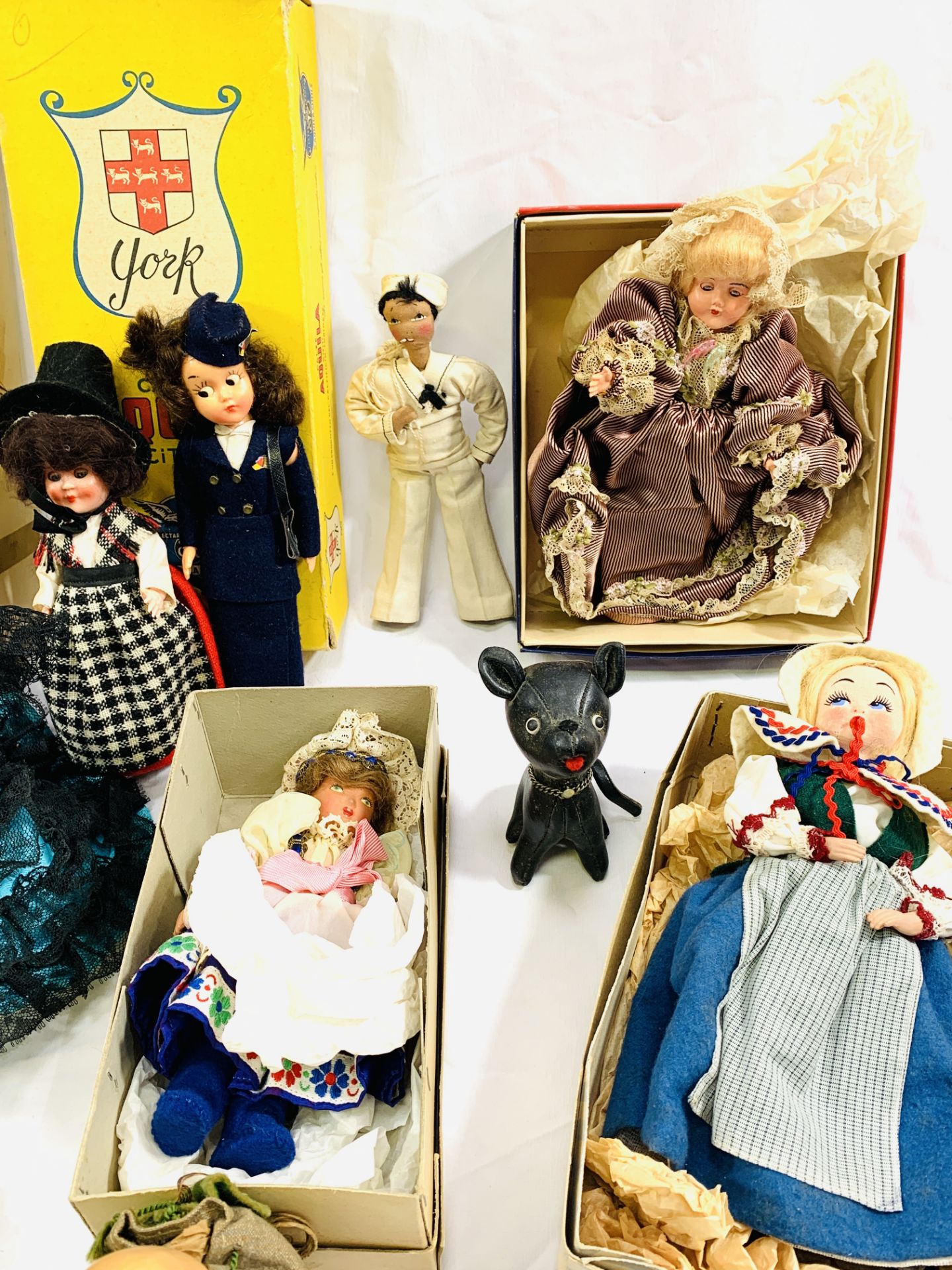 A collection of dolls - Bild 6 aus 6
