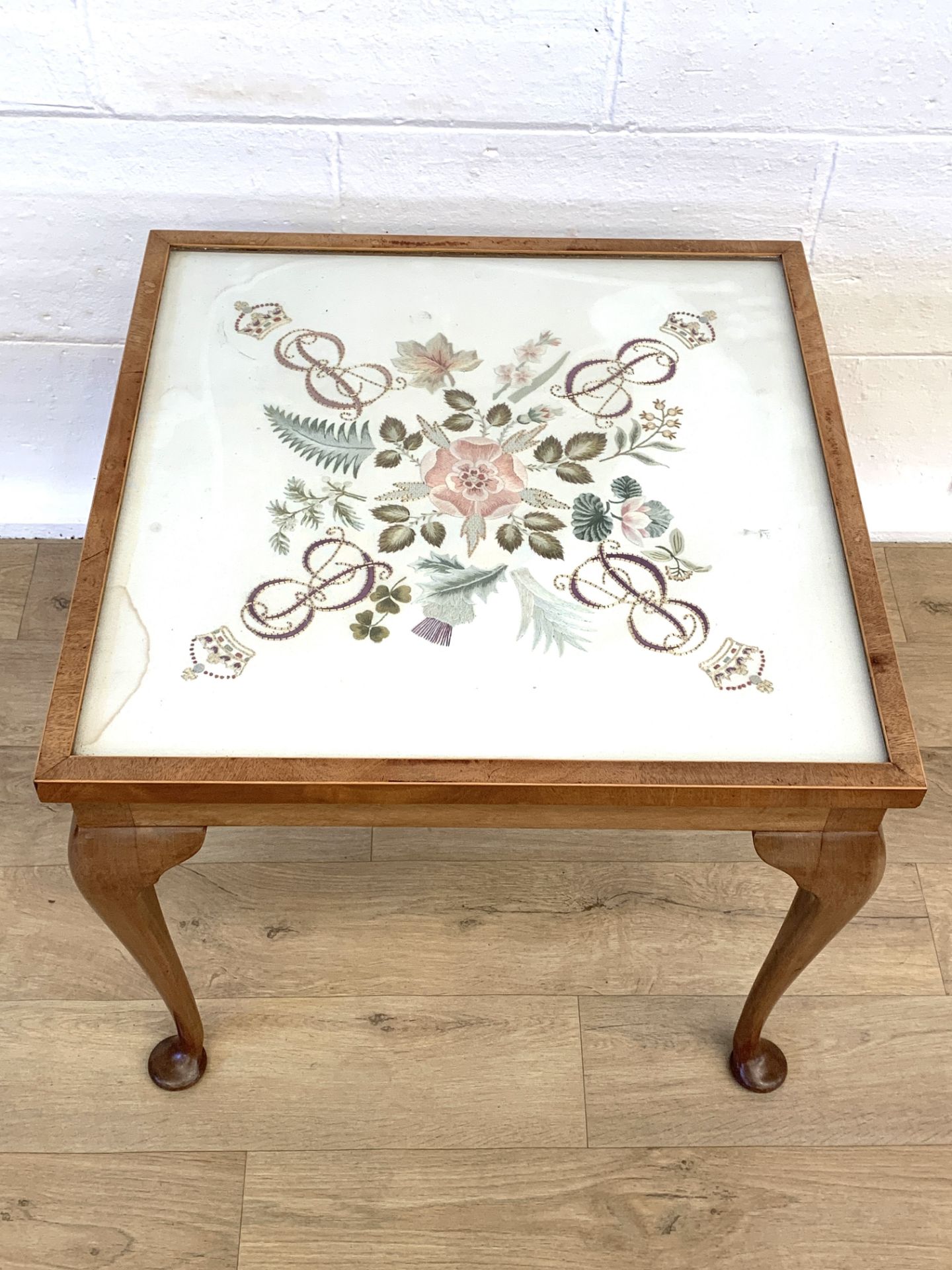 Mahogany framed side table with glazed embroidered panel to top - Image 3 of 5