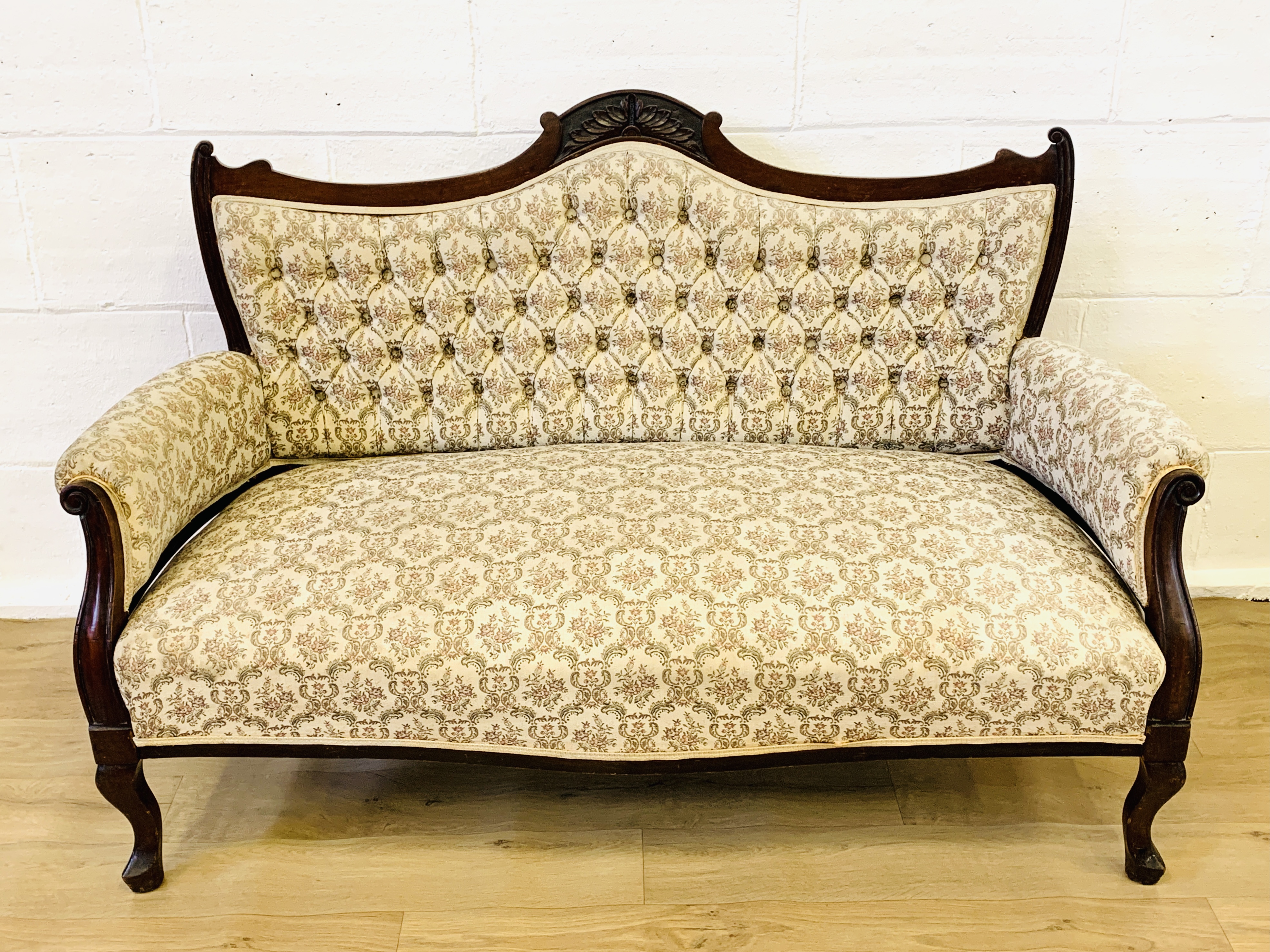 Upholstered button back show wood mahogany settee - Image 2 of 5