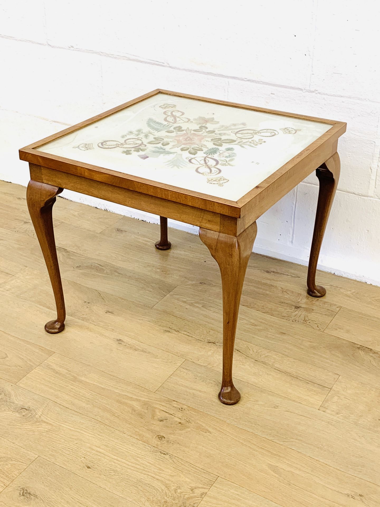 Mahogany framed side table with glazed embroidered panel to top - Image 5 of 5