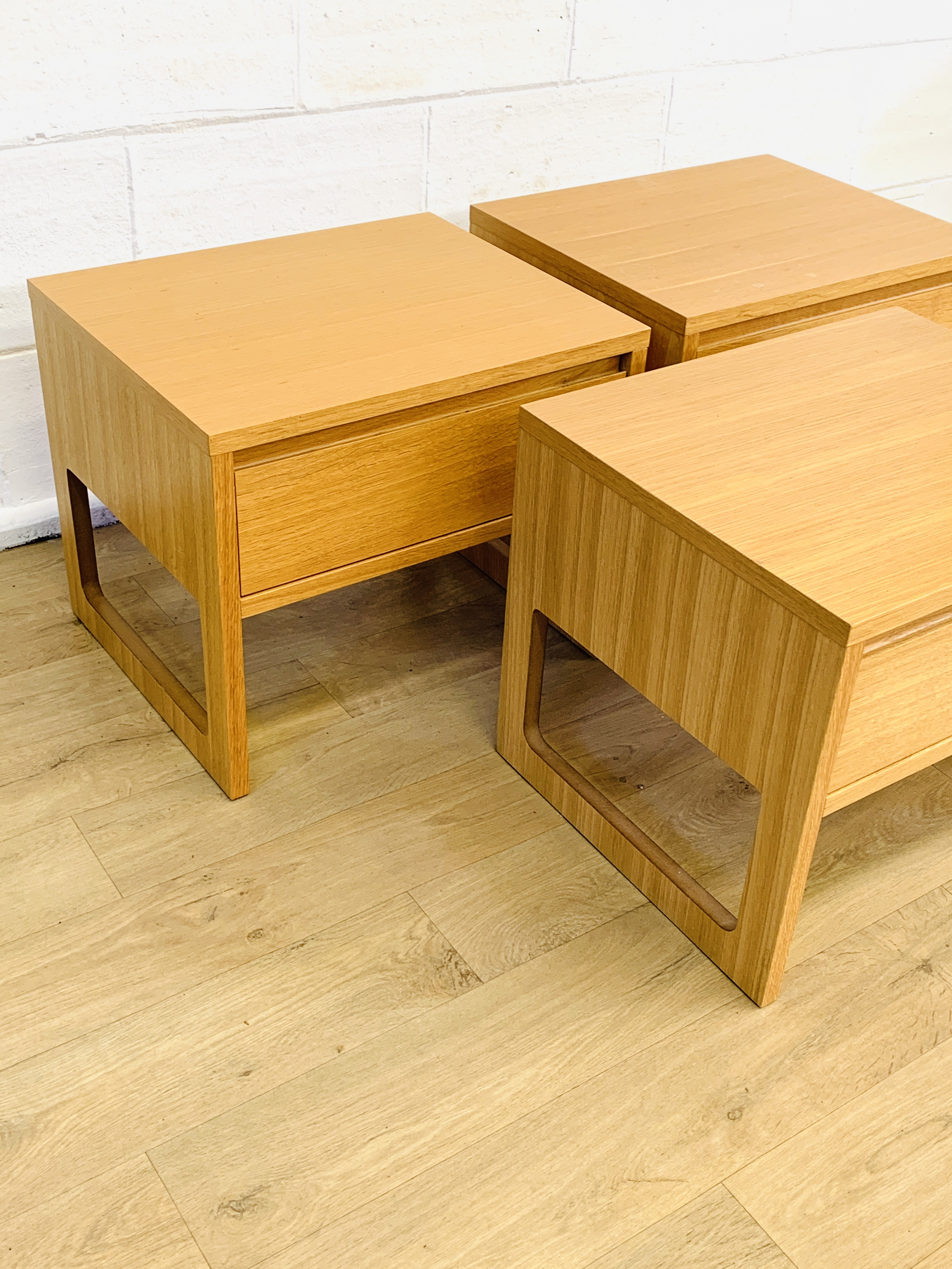 Three oak veneer bedside tables - Image 3 of 4