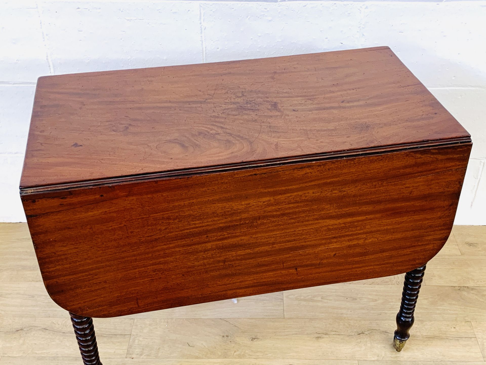 Mahogany drop side table with side drawer - Image 2 of 6