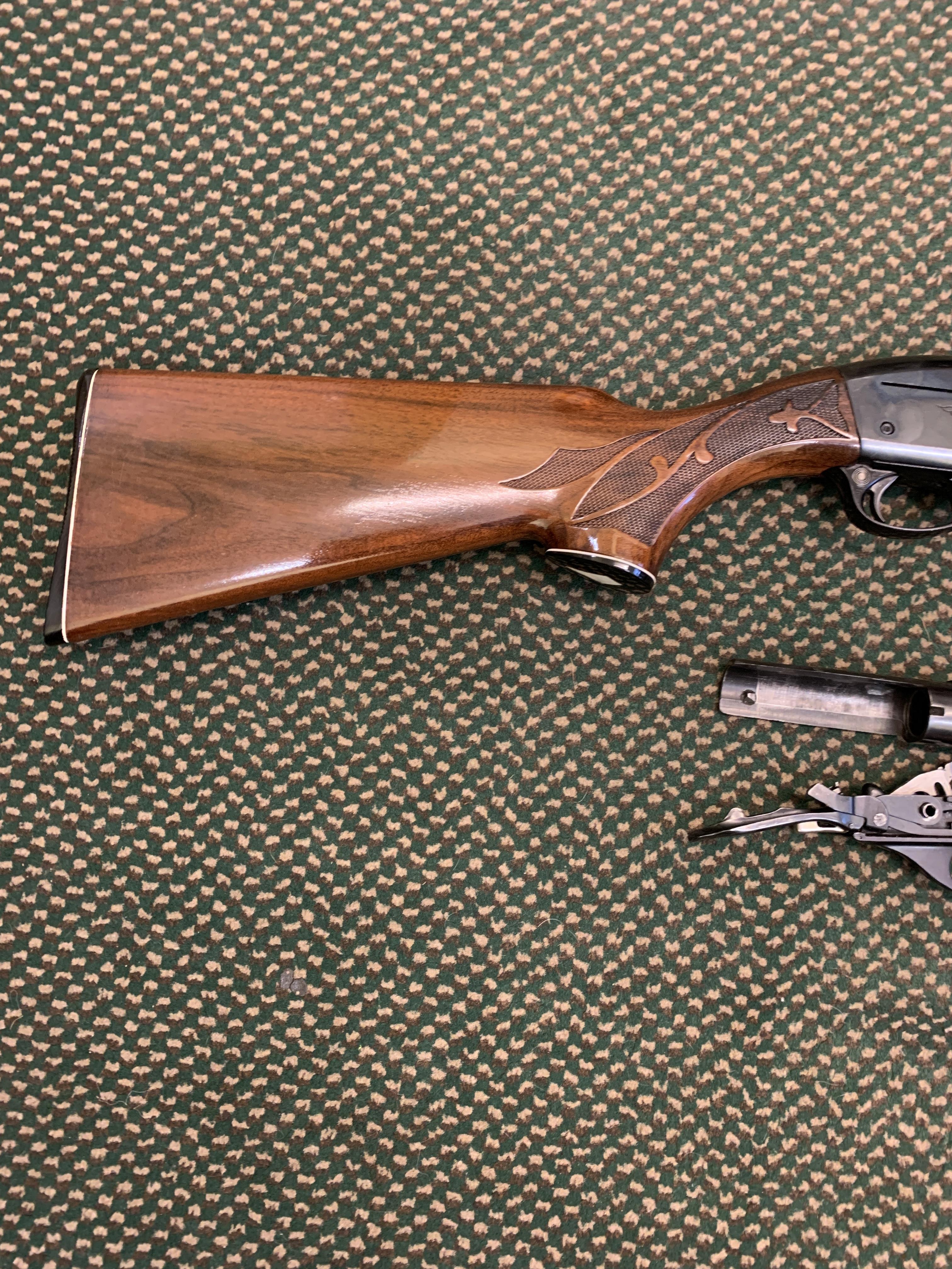 Remington 12-bore semi-automatic shotgun. Shotgun licence is required to possess this gun. - Image 2 of 9