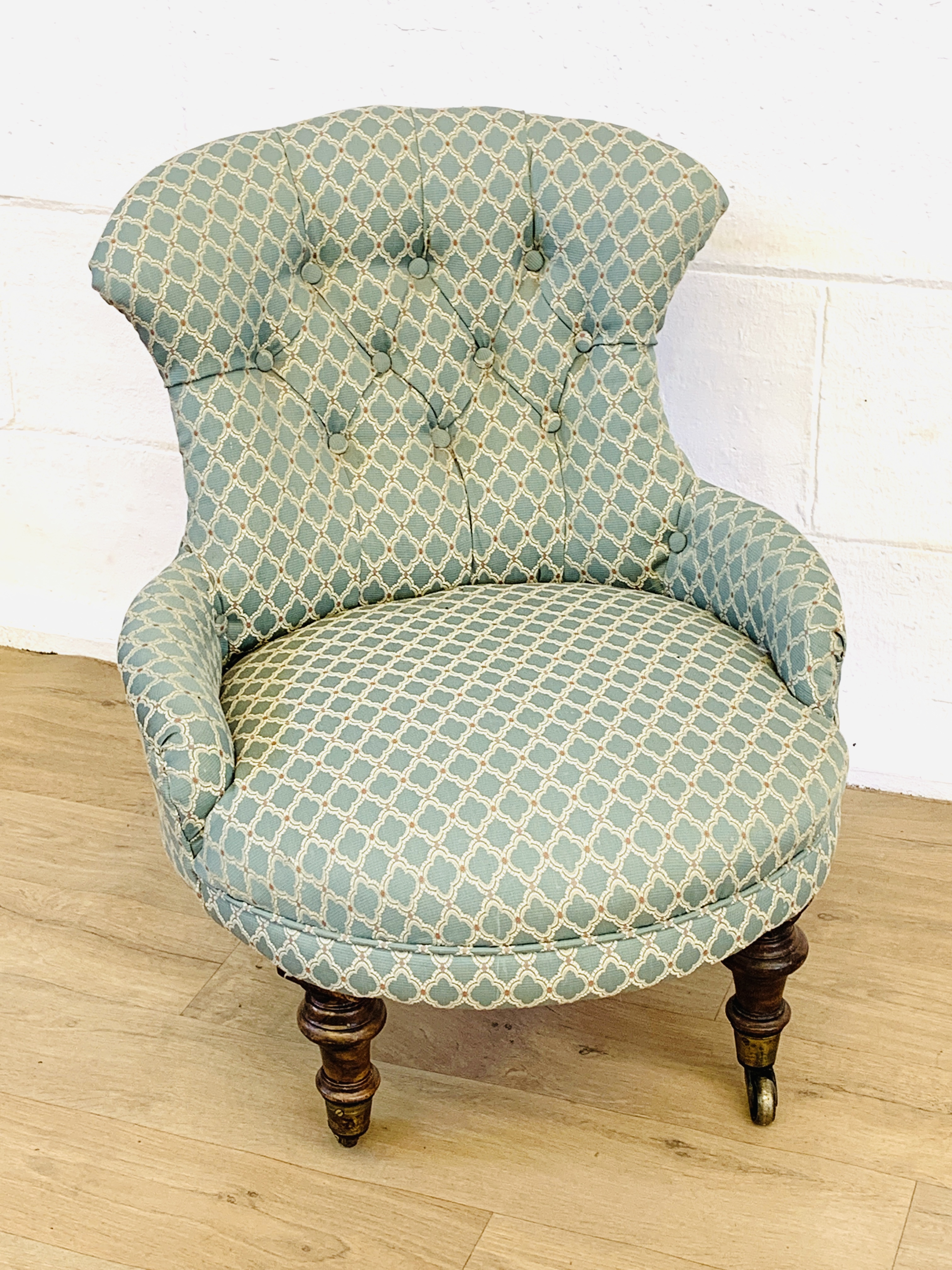 Upholstered button back bedroom chair - Image 3 of 5