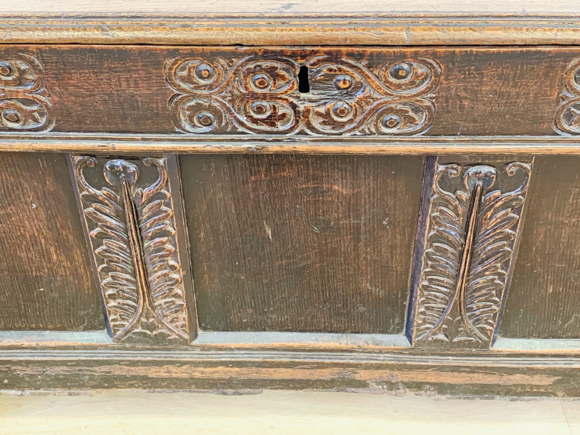 18th century oak chest with carved panel front - Image 5 of 6