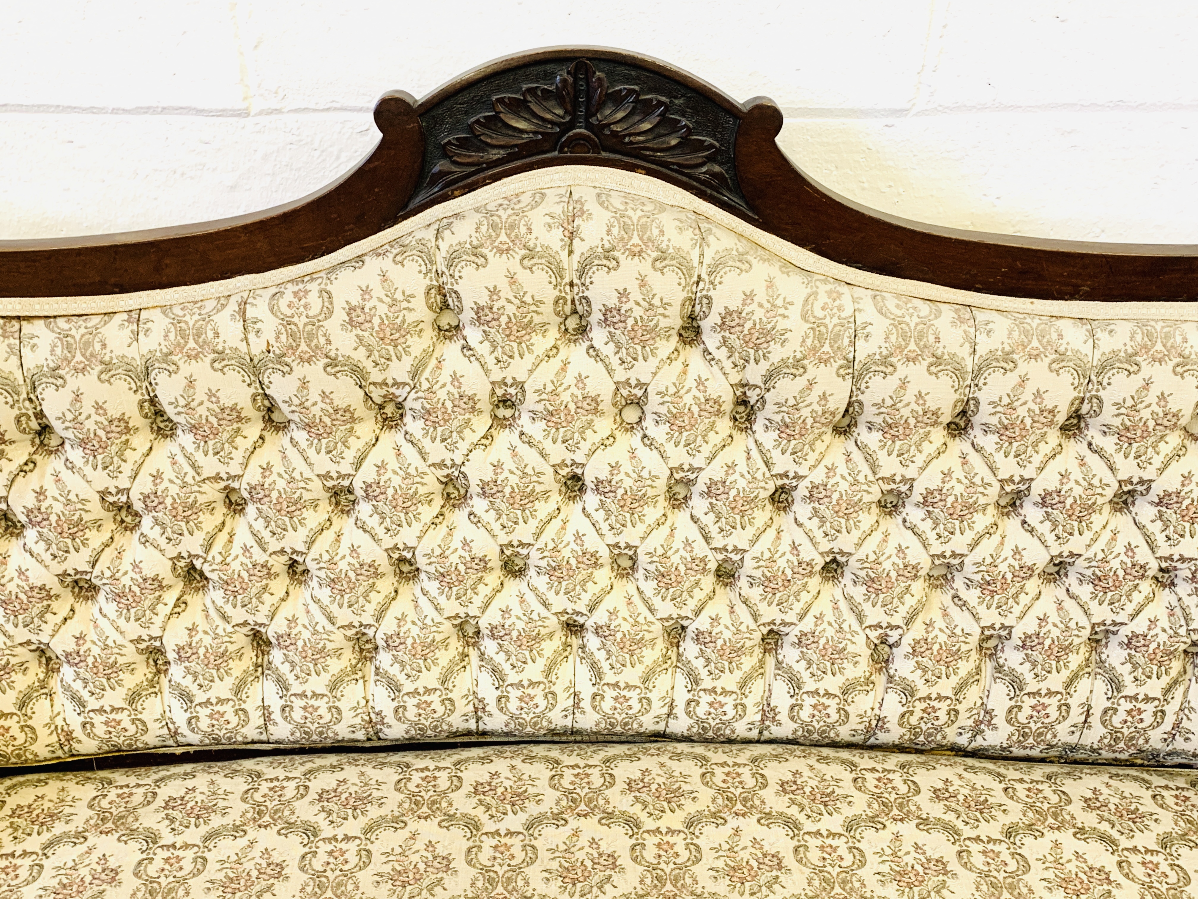 Upholstered button back show wood mahogany settee - Image 5 of 5