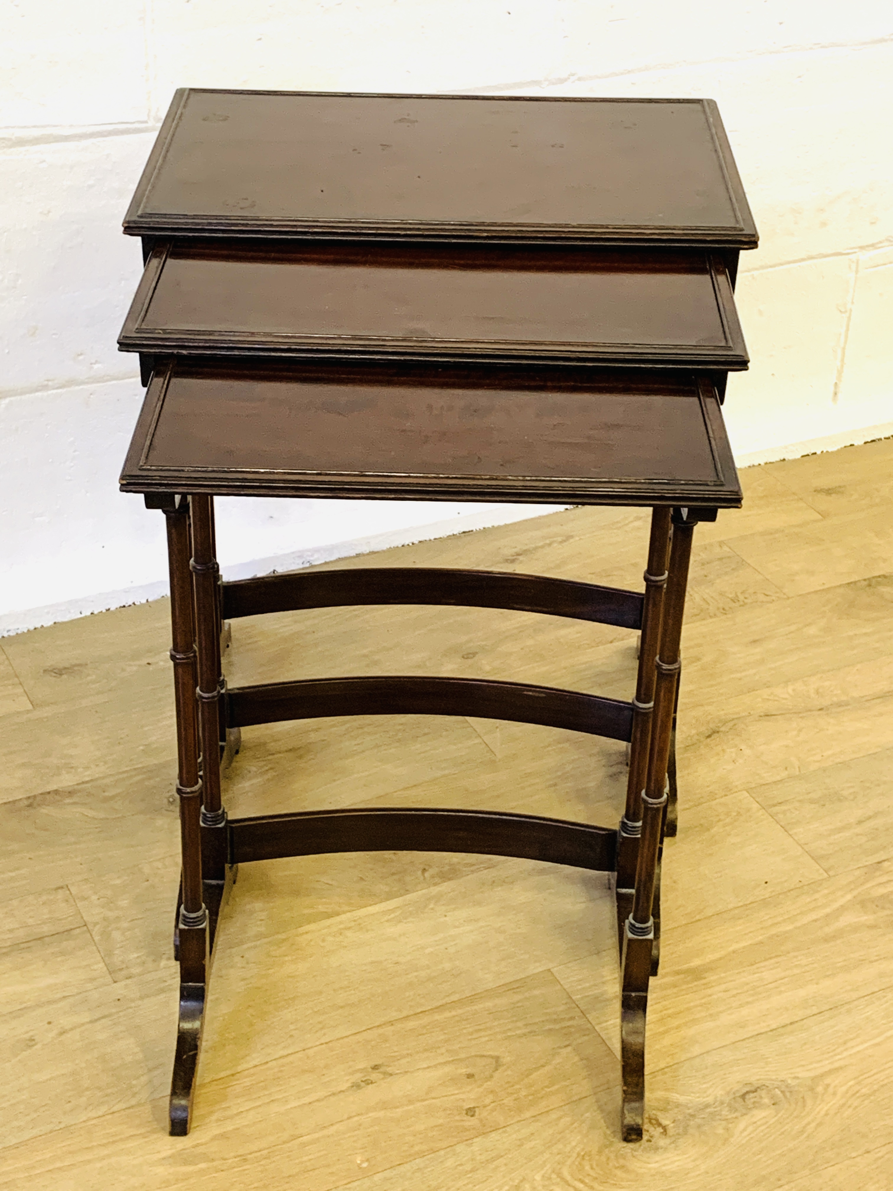 Mahogany nest of three tables - Image 2 of 4