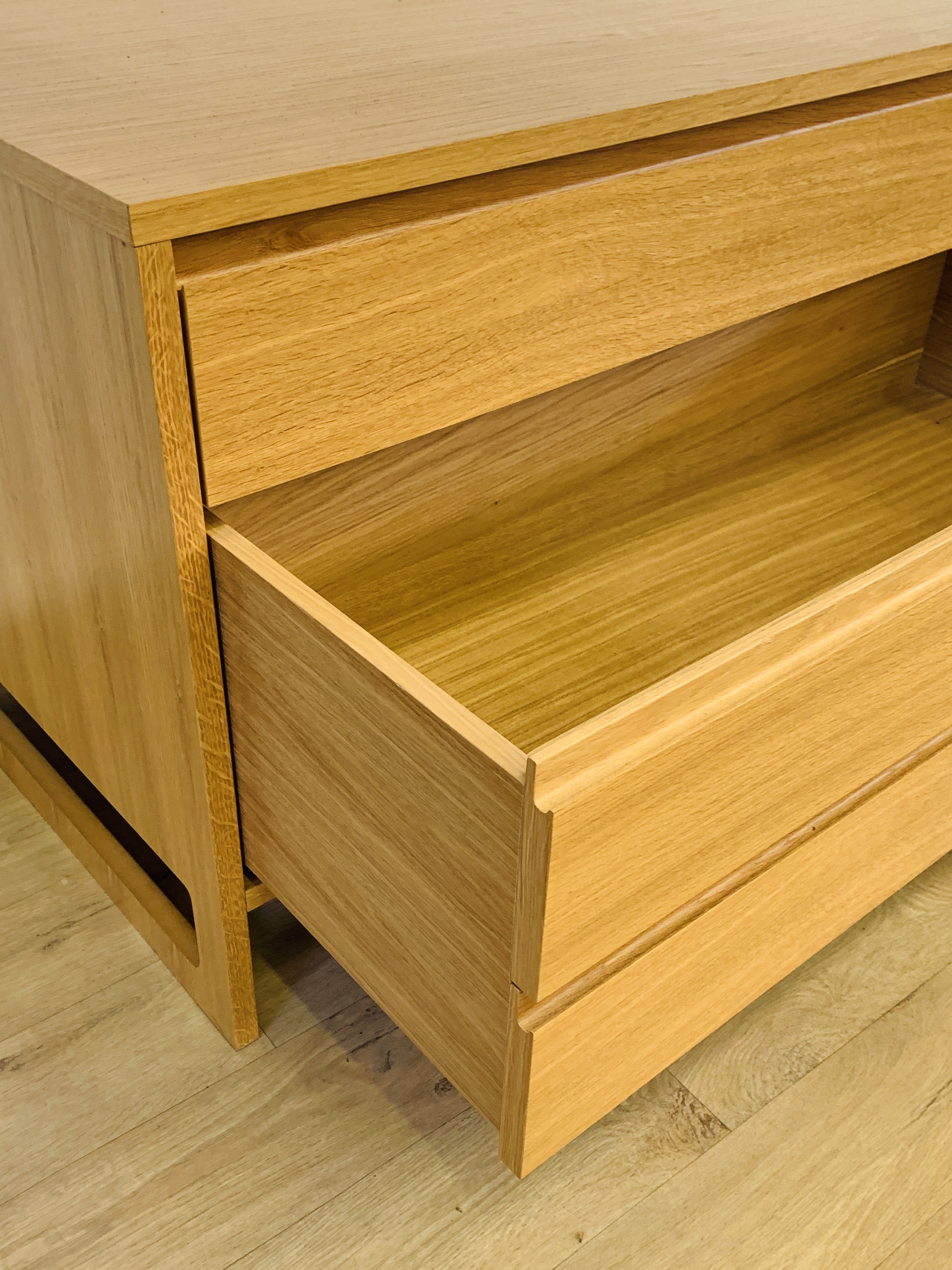 Oak chest of three drawers - Image 2 of 5