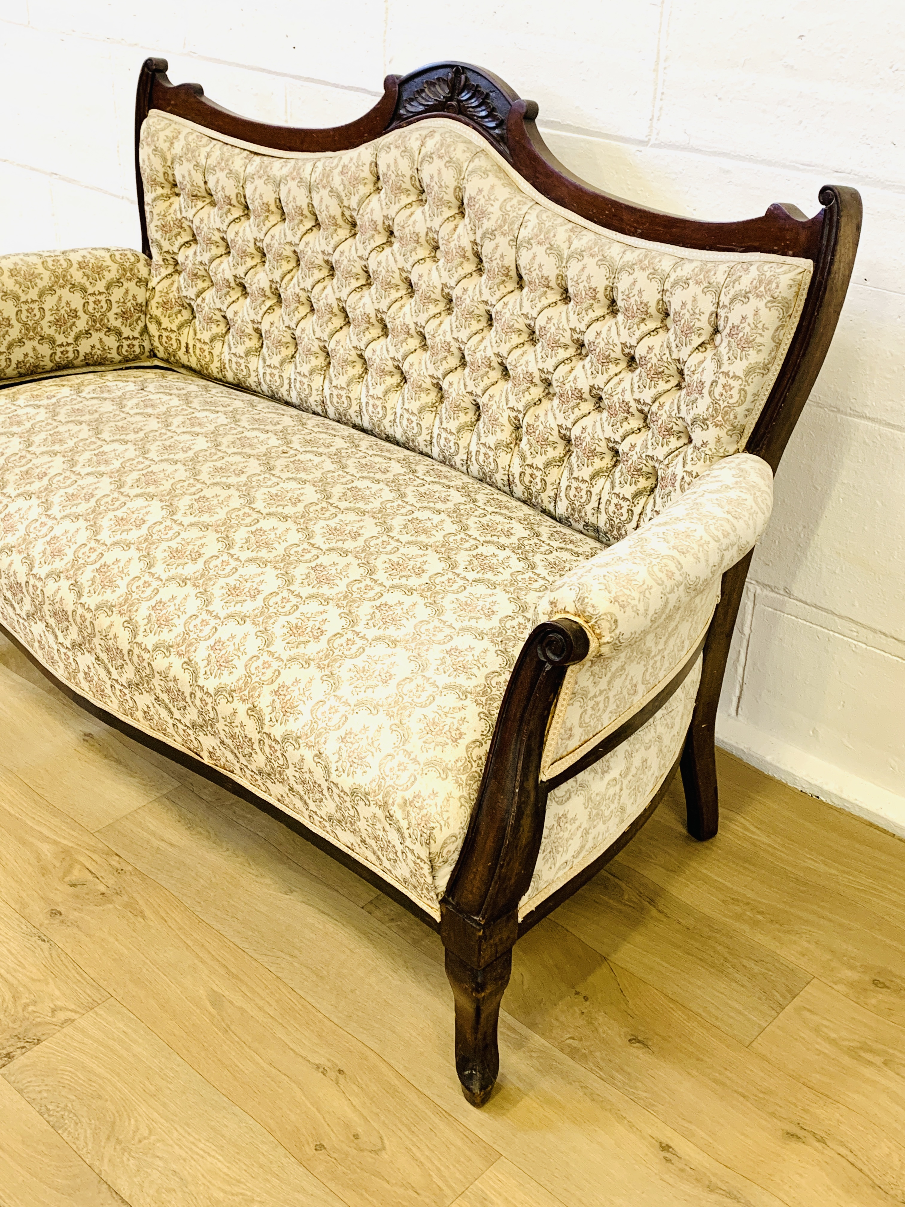 Upholstered button back show wood mahogany settee - Image 3 of 5
