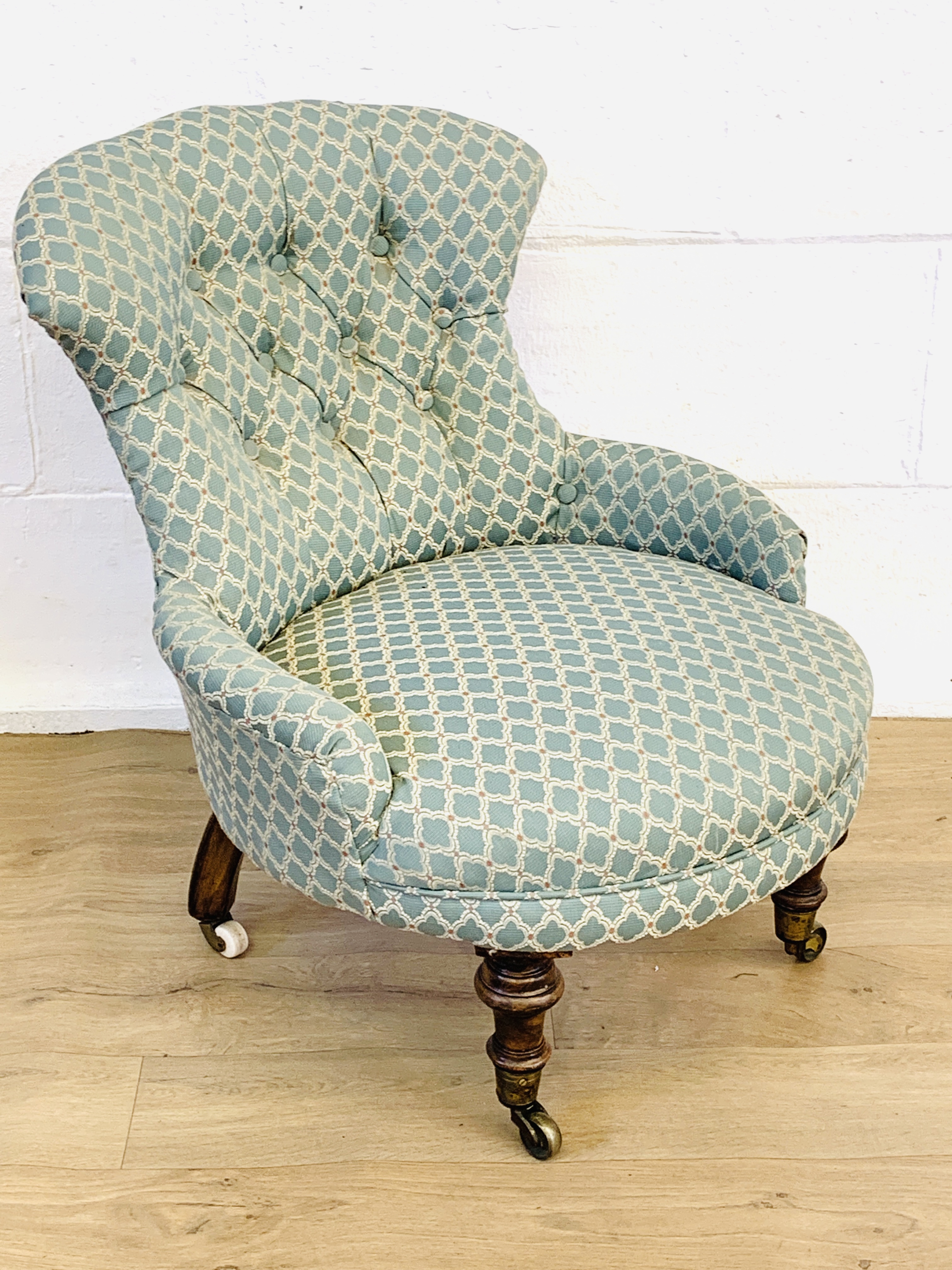 Upholstered button back bedroom chair - Image 5 of 5