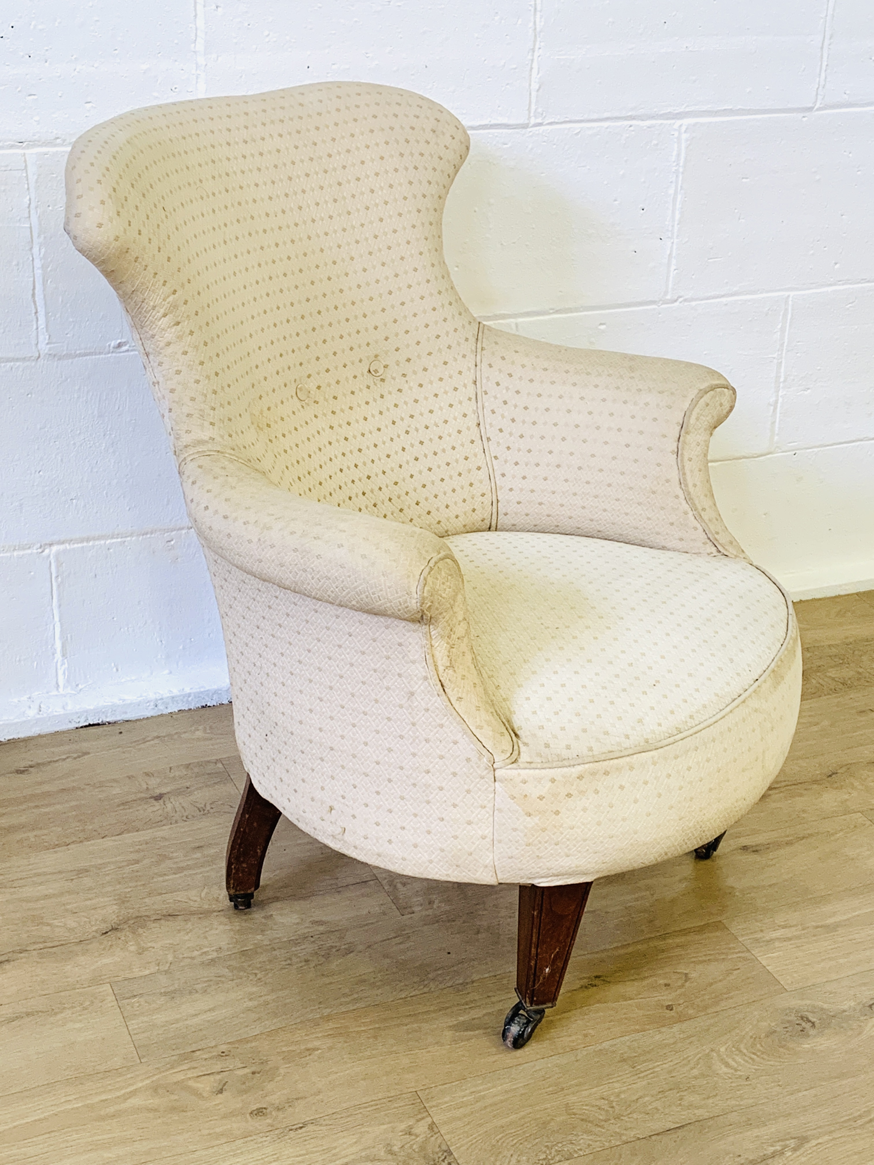 Cream upholstered button back bedroom armchair - Image 2 of 4
