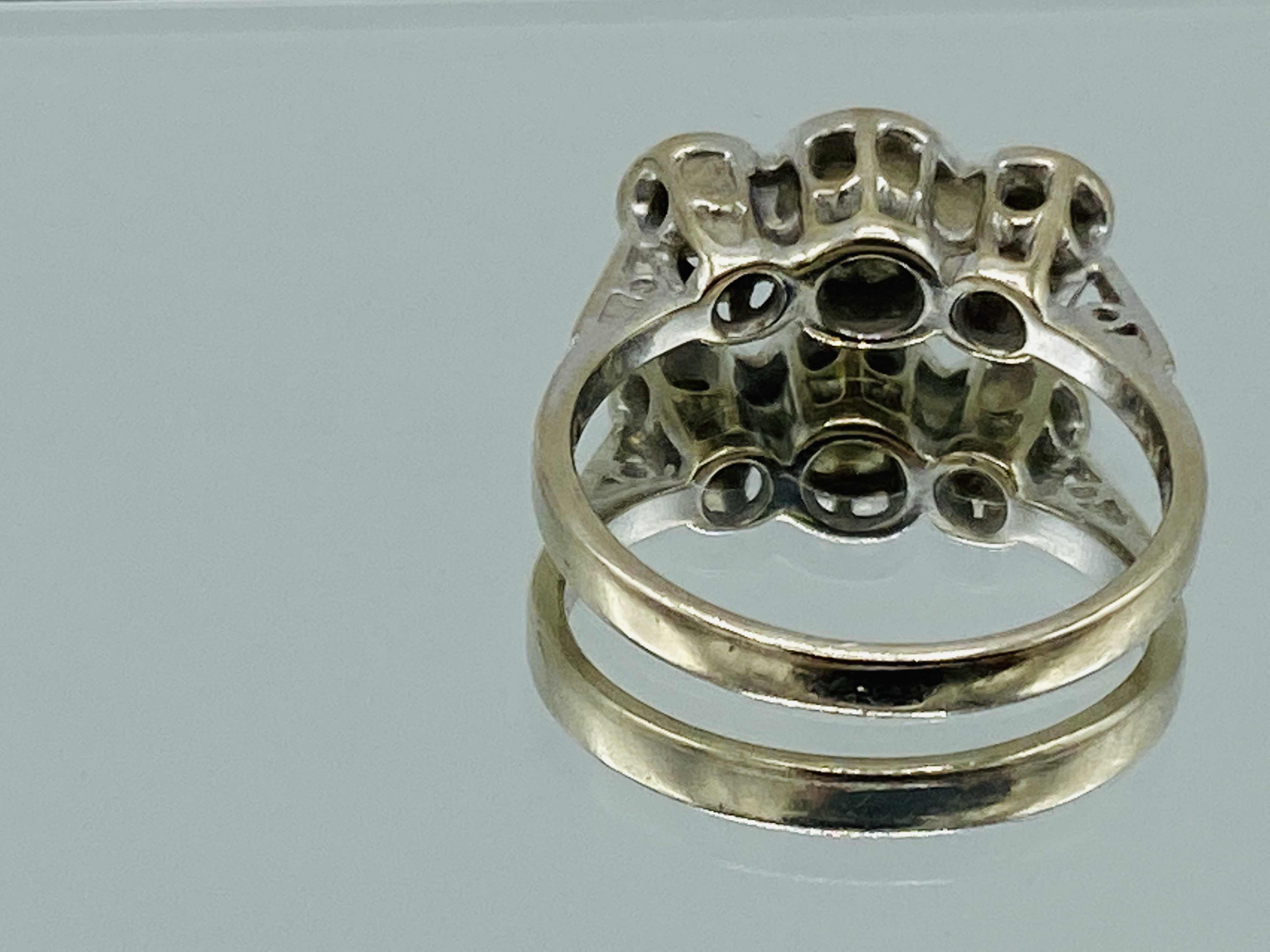 18ct gold diamond trilogy ring - Image 3 of 4