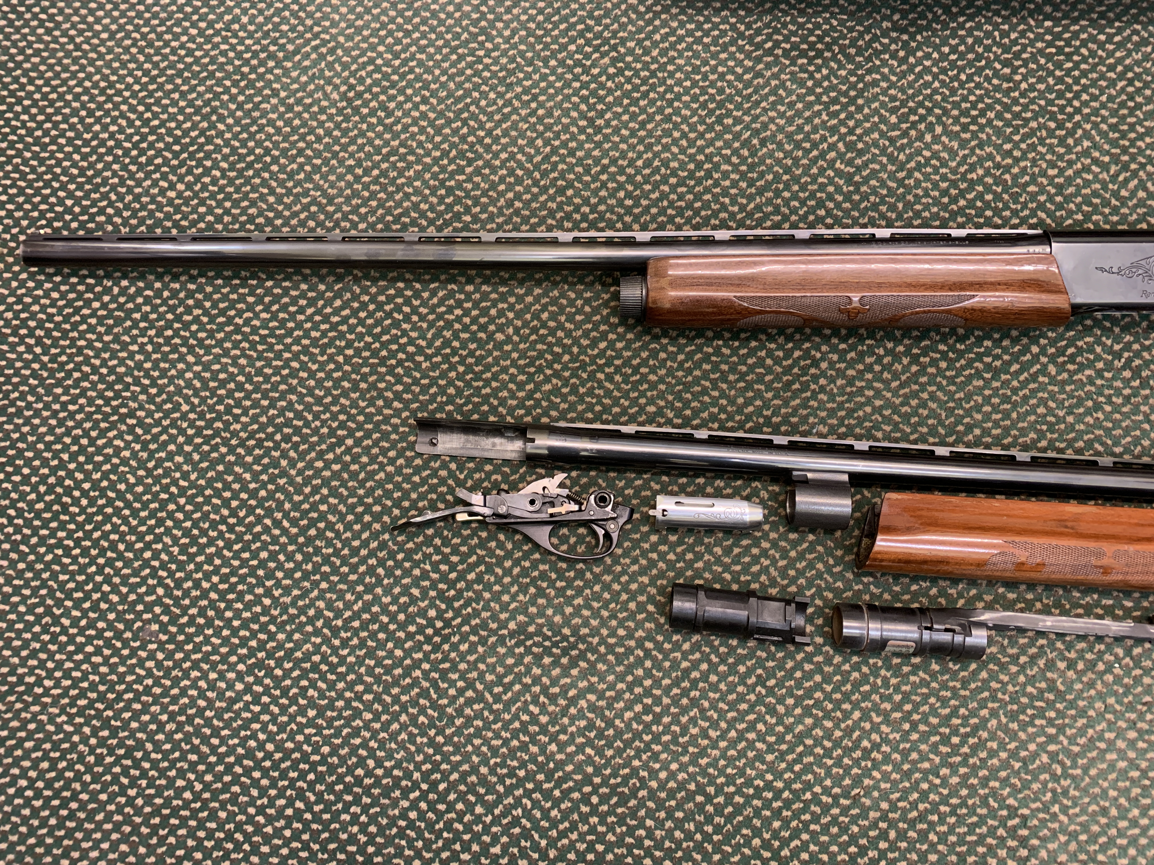 Remington 12-bore semi-automatic shotgun. Shotgun licence is required to possess this gun. - Image 7 of 9