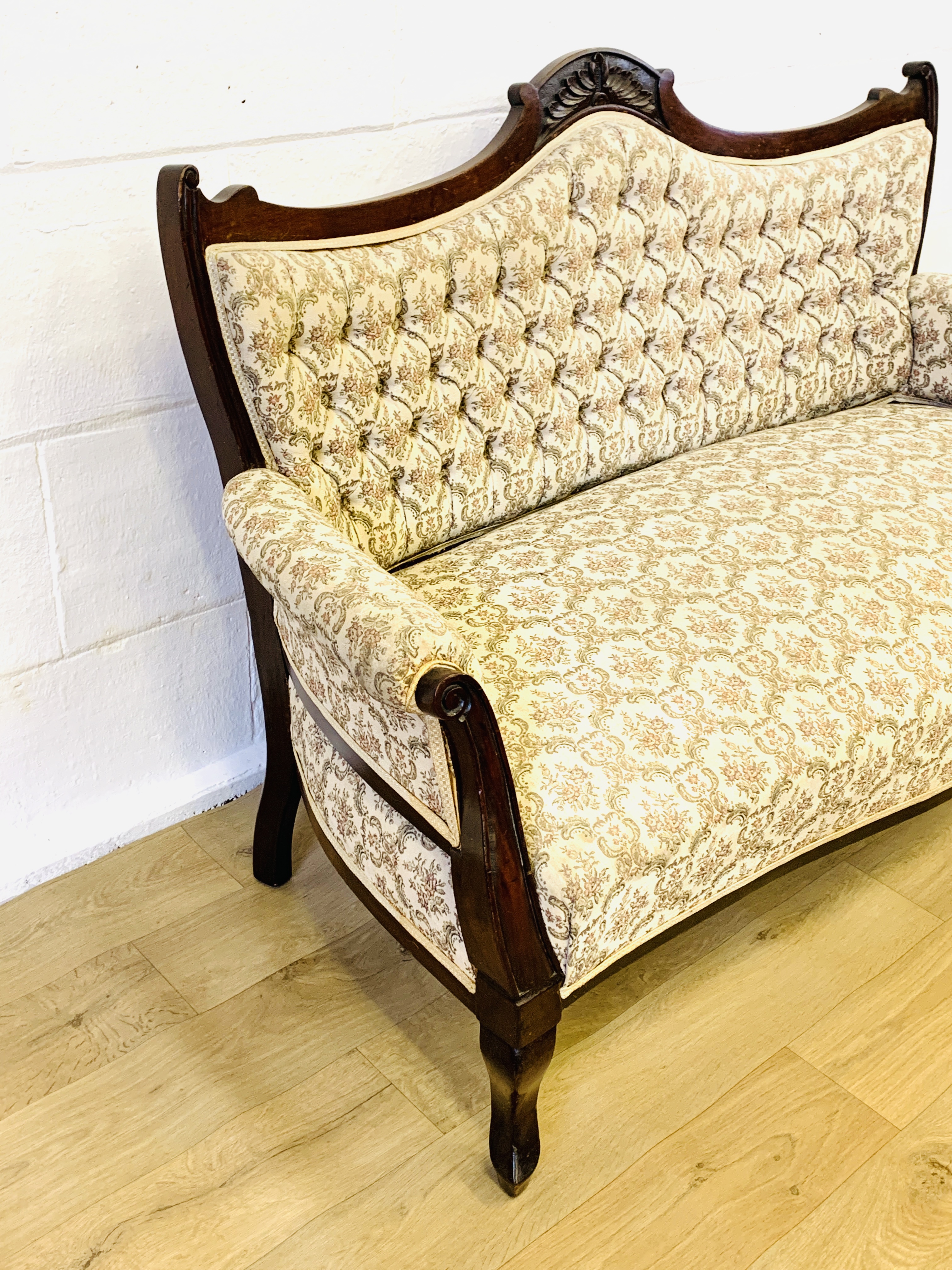 Upholstered button back show wood mahogany settee - Image 4 of 5