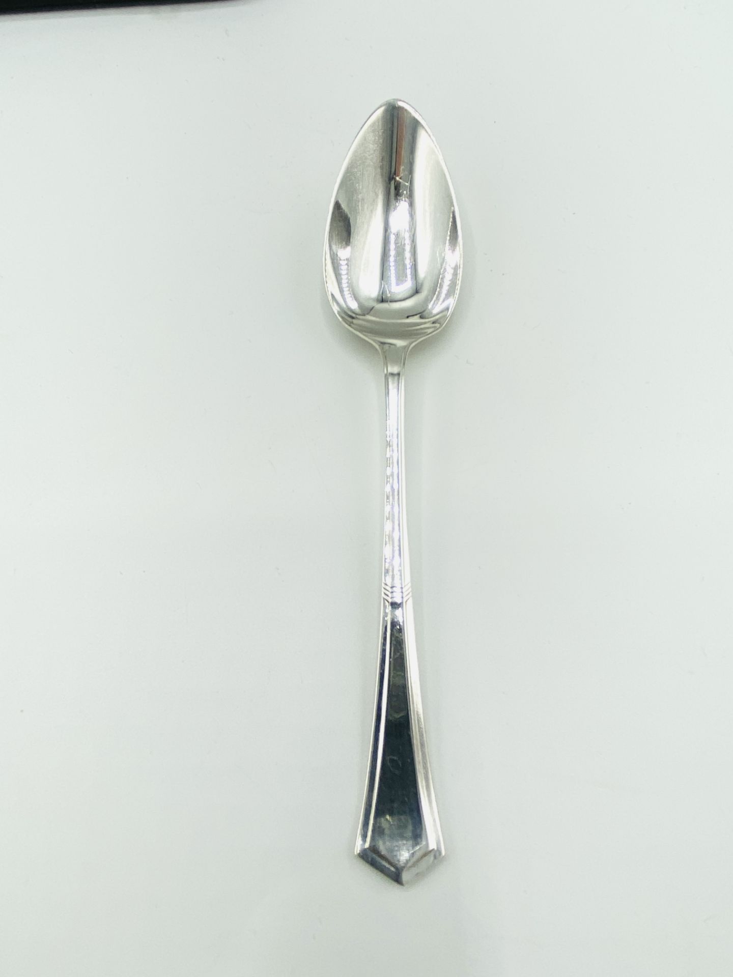 Boxed set of six silver grapefruit spoons, Sheffield 1937, and a boxed silver spoon, London 1907 - Image 6 of 7