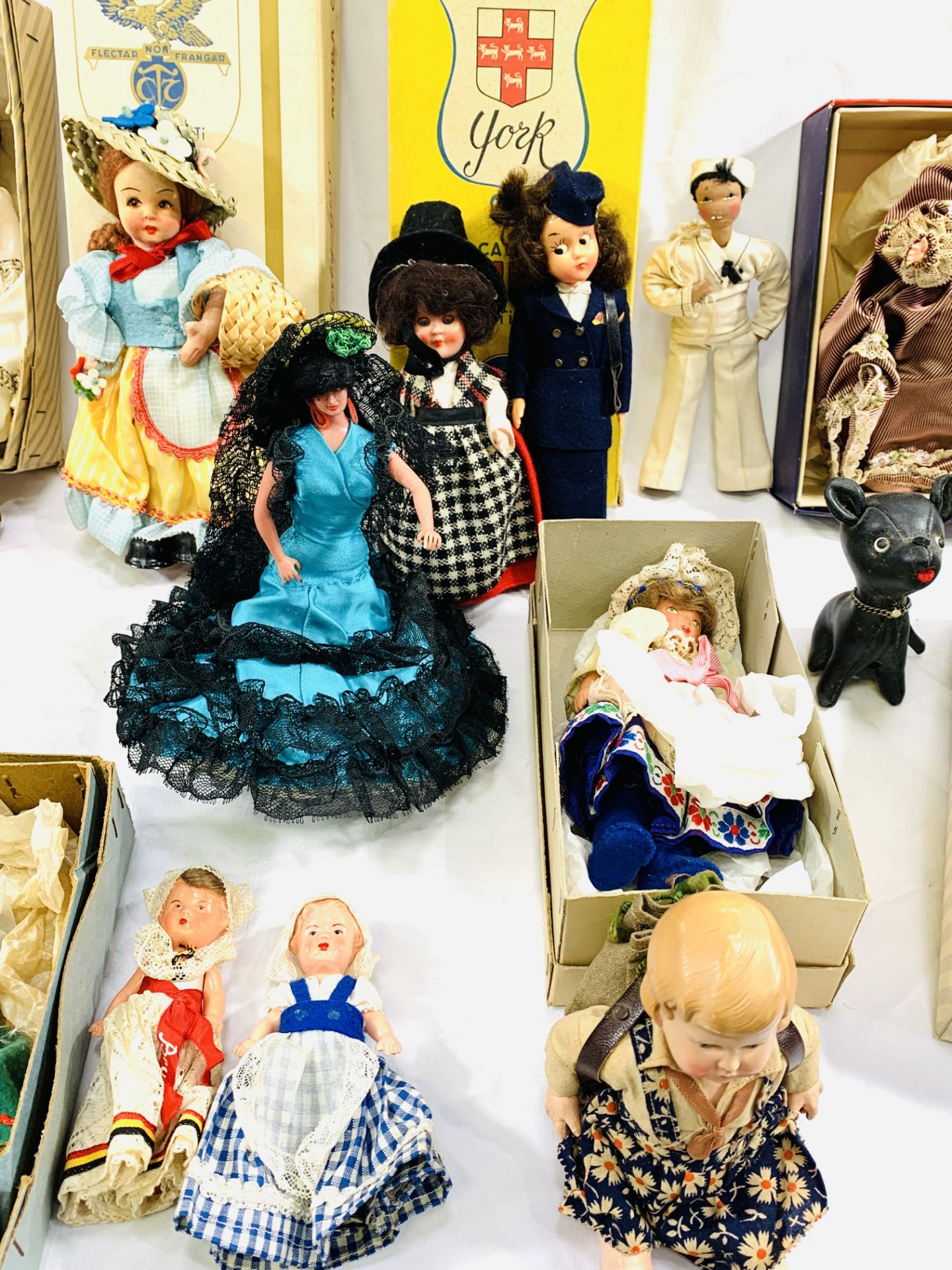 A collection of dolls - Bild 4 aus 6