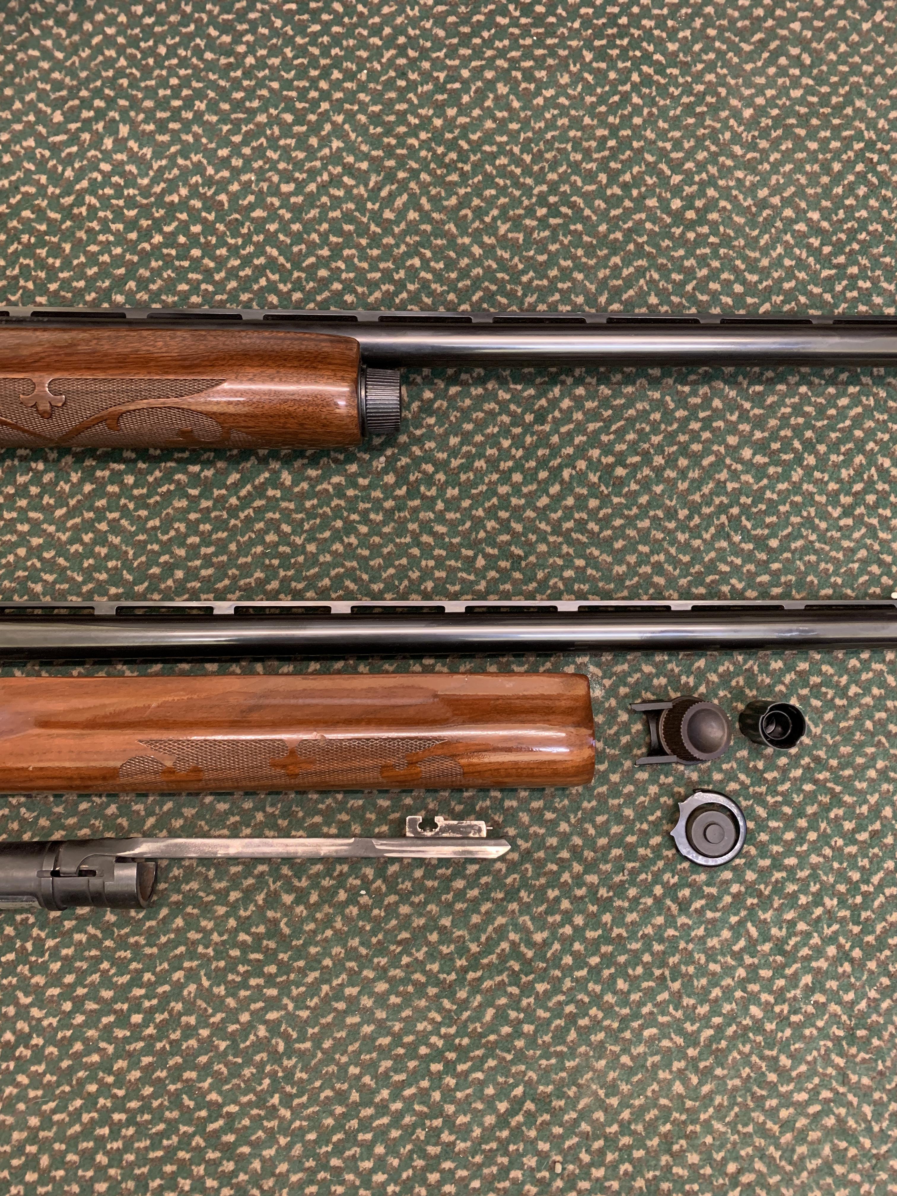 Remington 12-bore semi-automatic shotgun. Shotgun licence is required to possess this gun. - Image 4 of 9