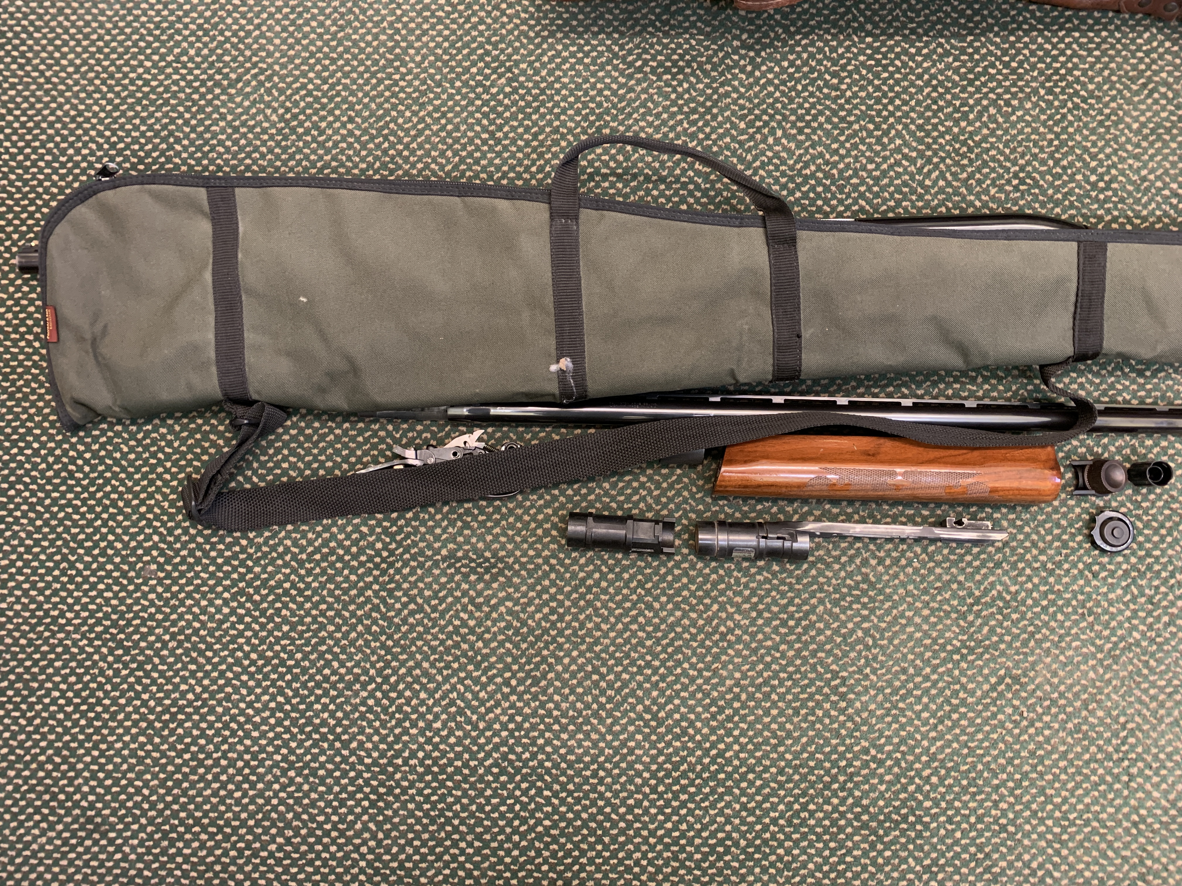 Remington 12-bore semi-automatic shotgun. Shotgun licence is required to possess this gun. - Image 5 of 9