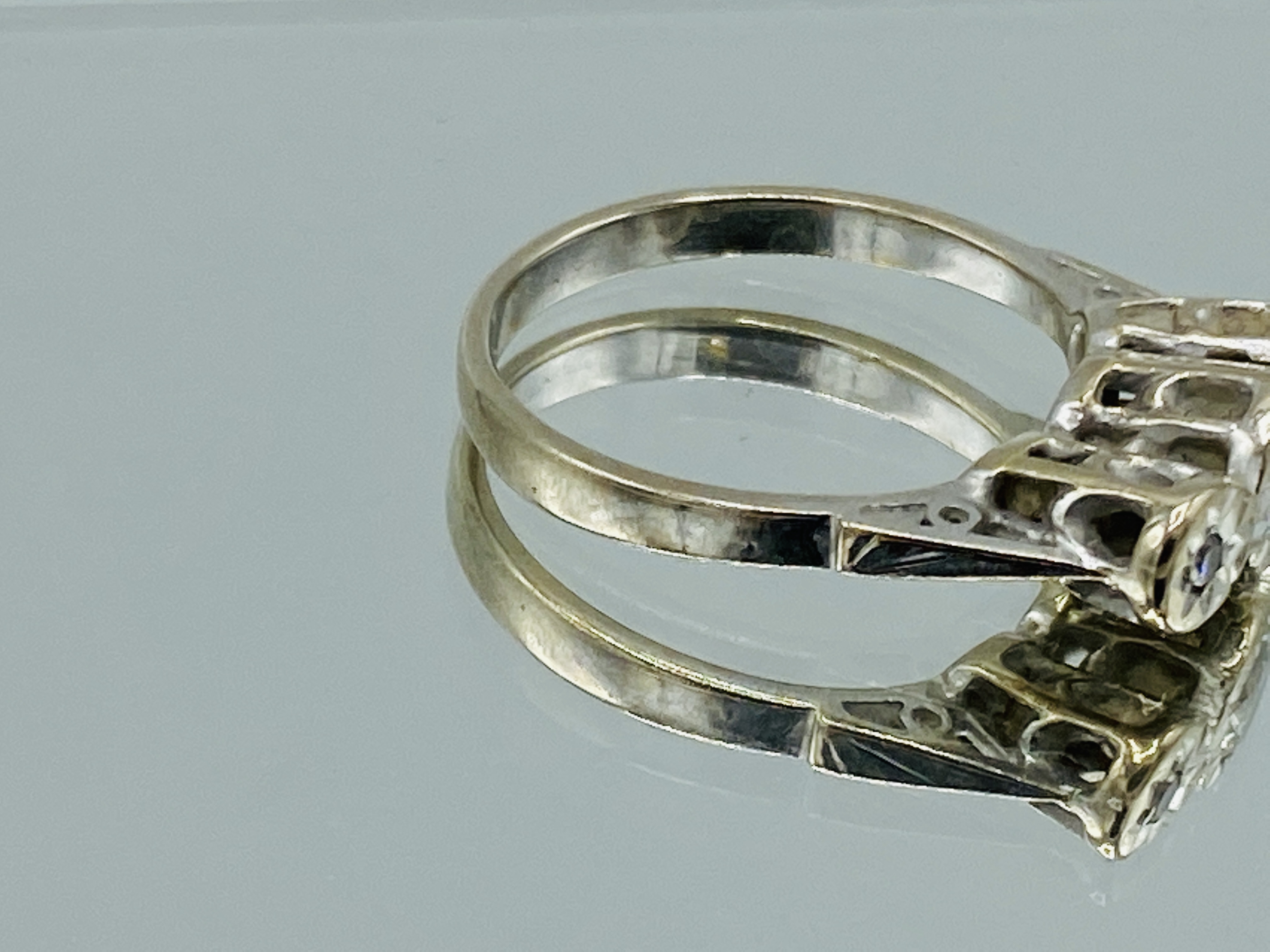 18ct gold diamond trilogy ring - Image 2 of 4