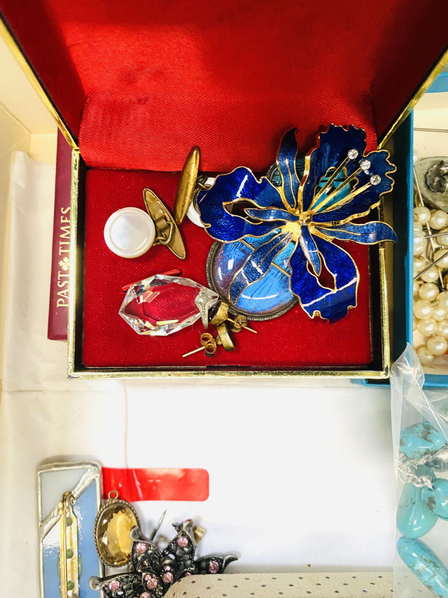 A collection of silver brooches and some costume jewellery - Image 5 of 7