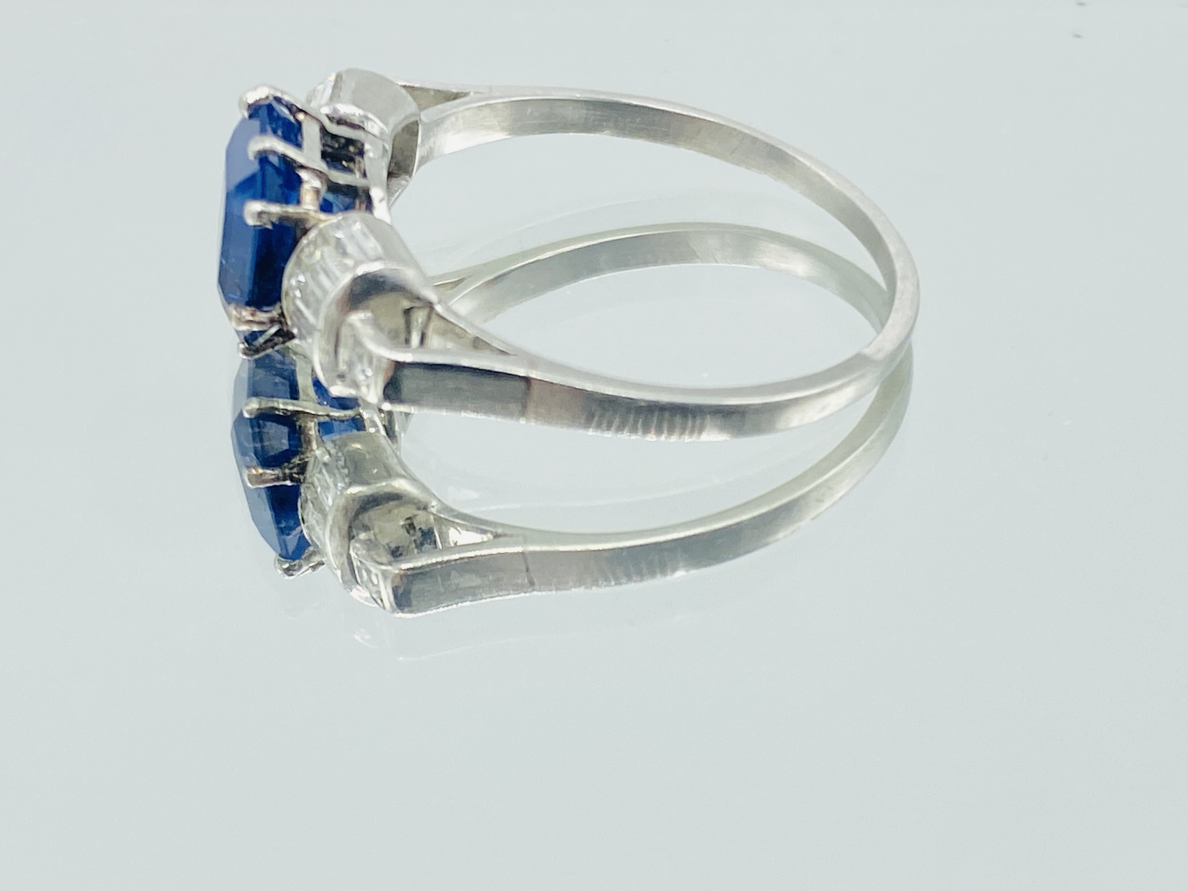 Sapphire ring with diamonds - Image 3 of 3