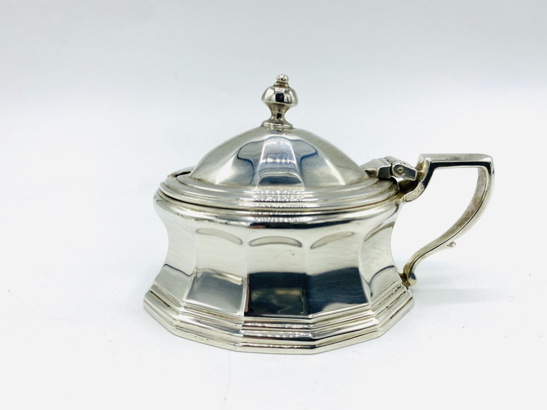 A silver trencher style cruet set by Charles & Richard Comyns, London 1921 - Image 3 of 9