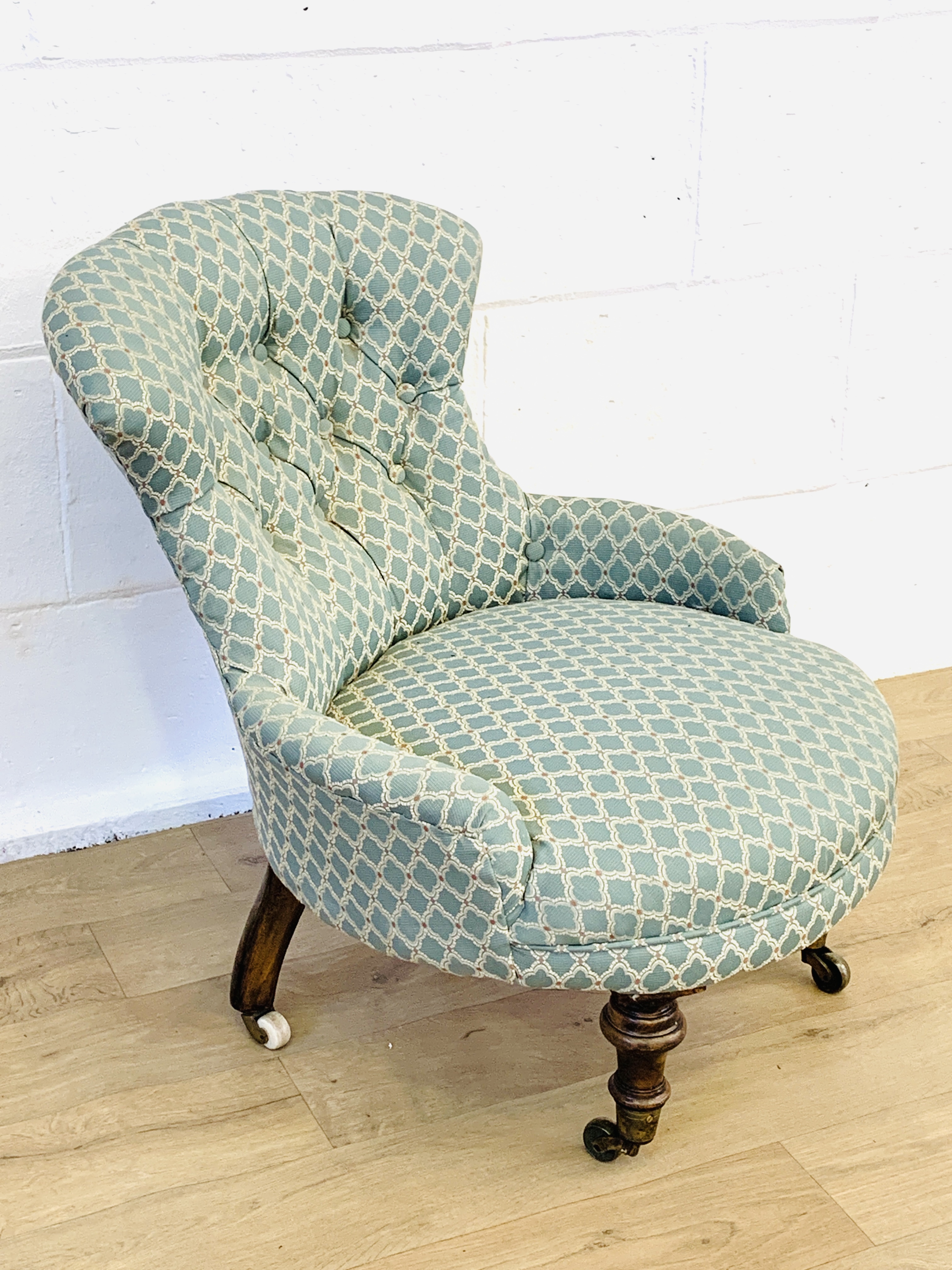 Upholstered button back bedroom chair - Image 2 of 5