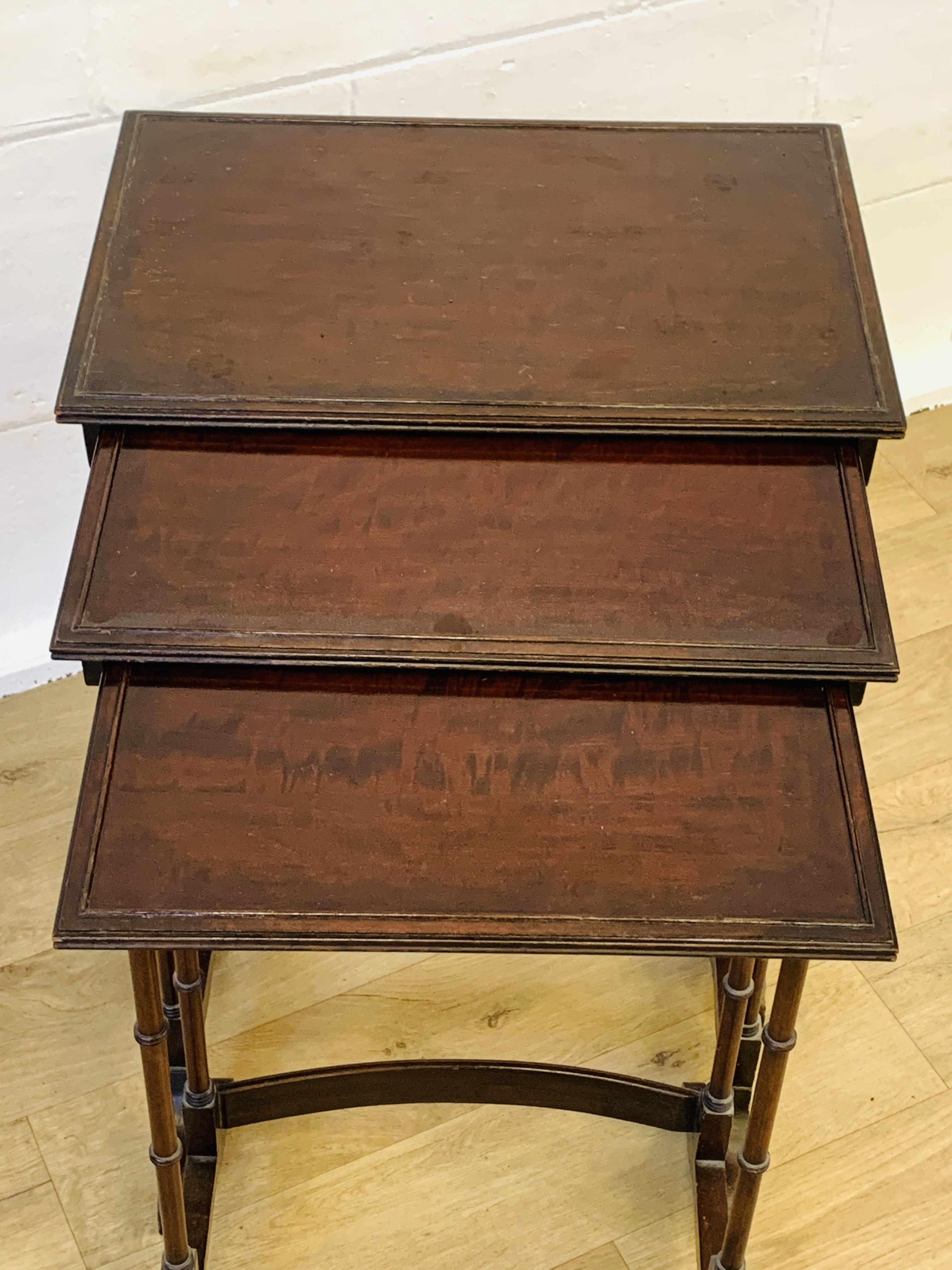 Mahogany nest of three tables - Image 3 of 4