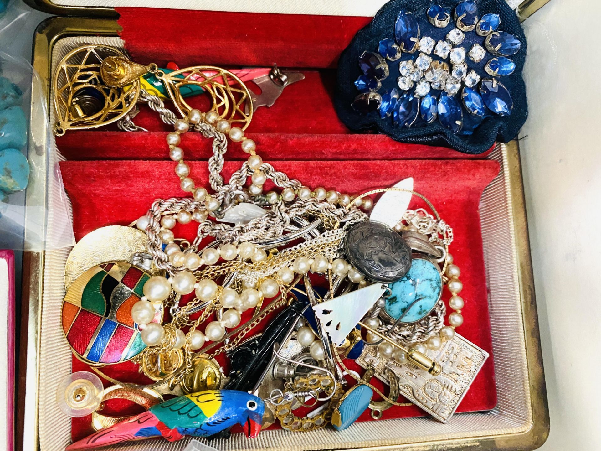 A collection of silver brooches and some costume jewellery - Image 2 of 7