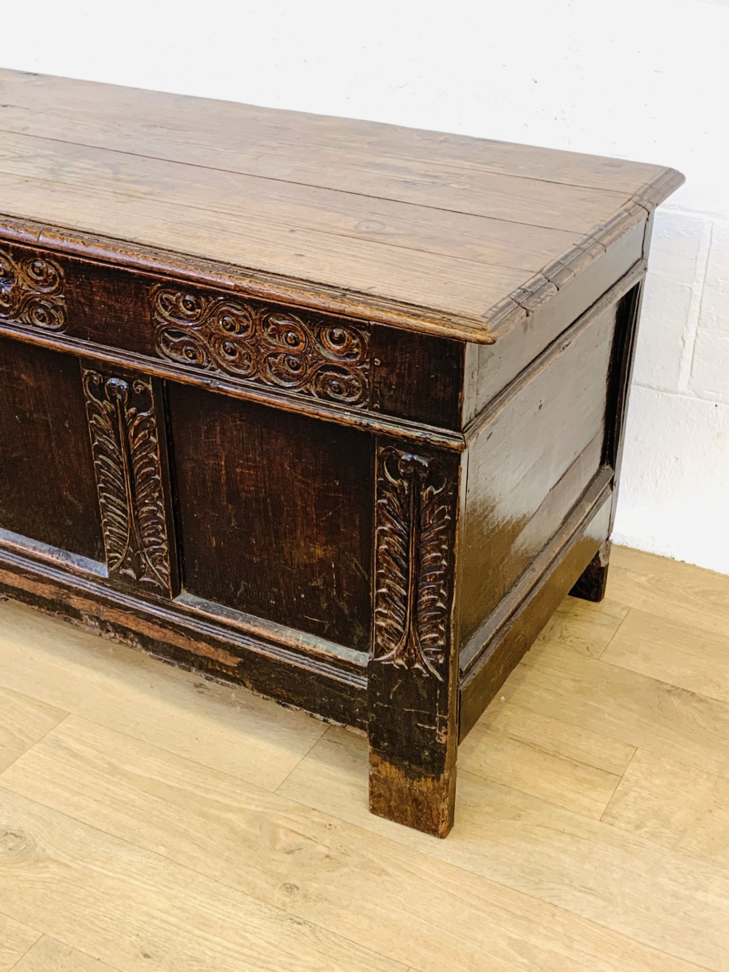 18th century oak chest with carved panel front - Image 4 of 6