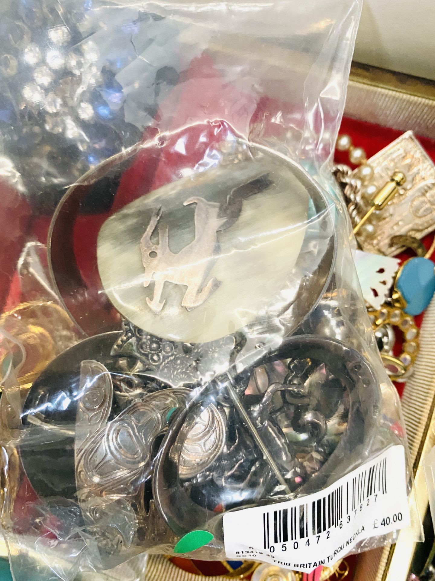 A collection of silver brooches and some costume jewellery - Image 3 of 7