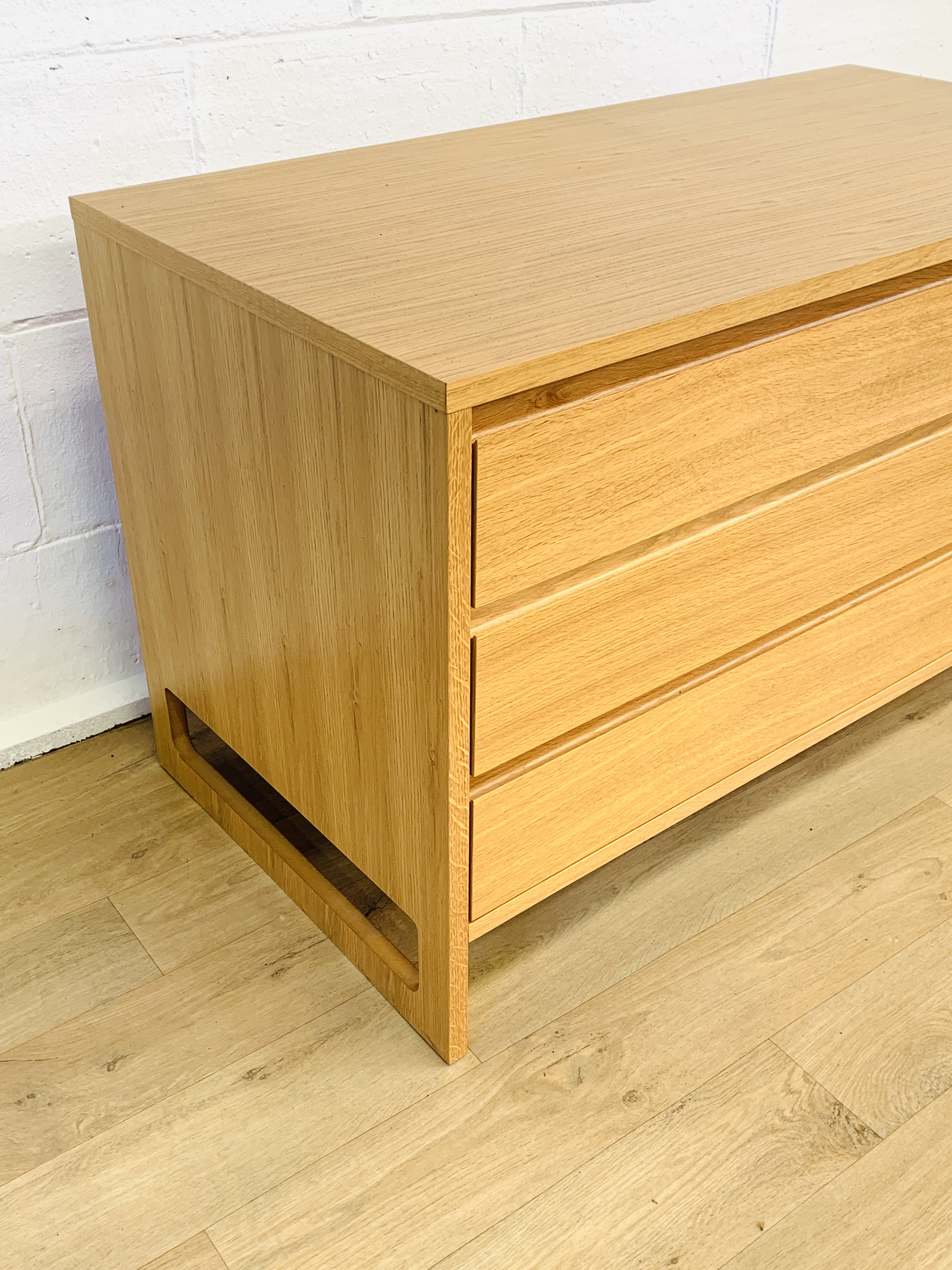 Oak chest of three drawers - Image 4 of 5