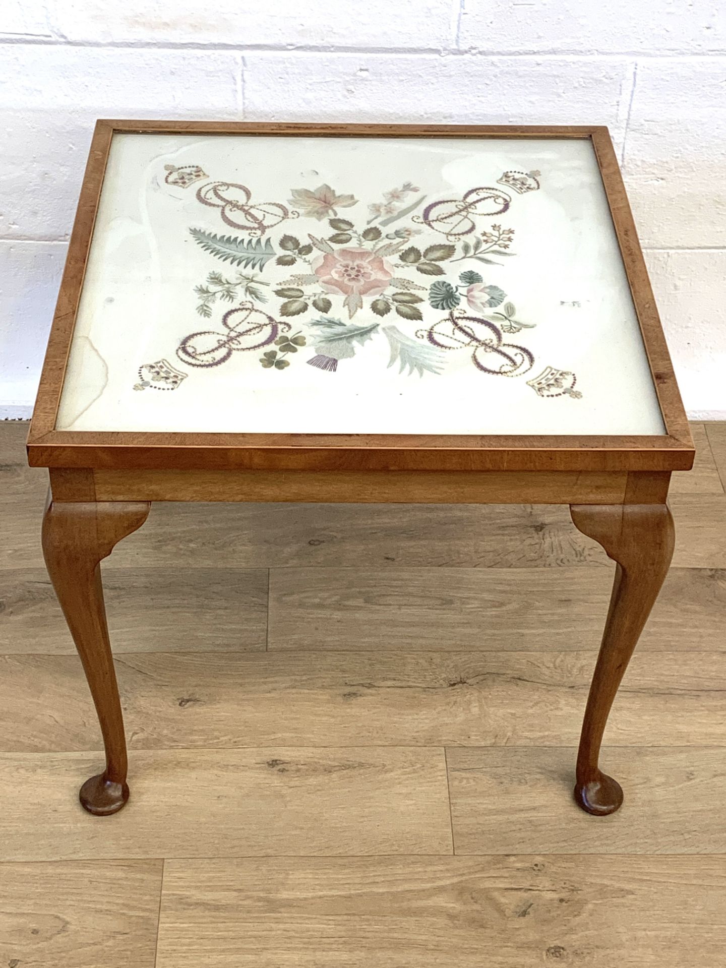 Mahogany framed side table with glazed embroidered panel to top - Image 2 of 5