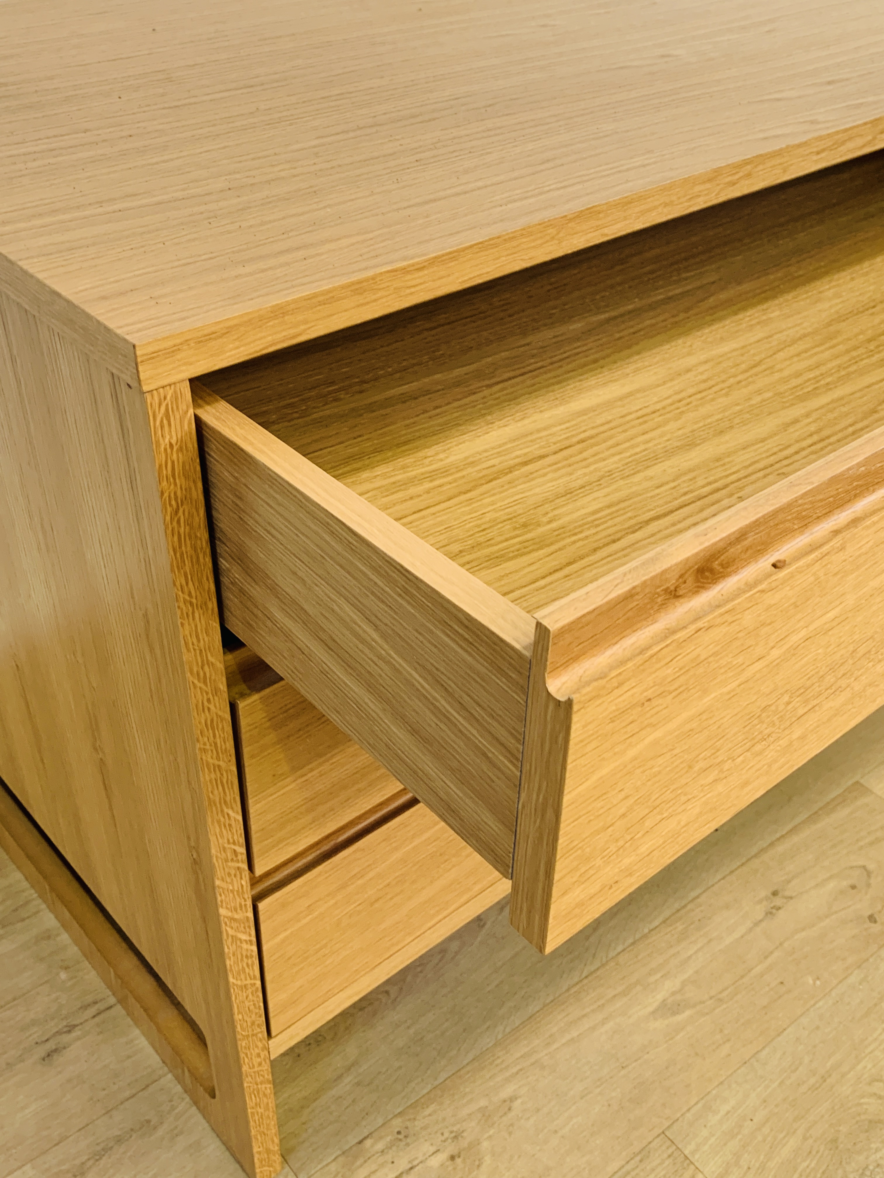 Oak chest of three drawers - Image 3 of 5