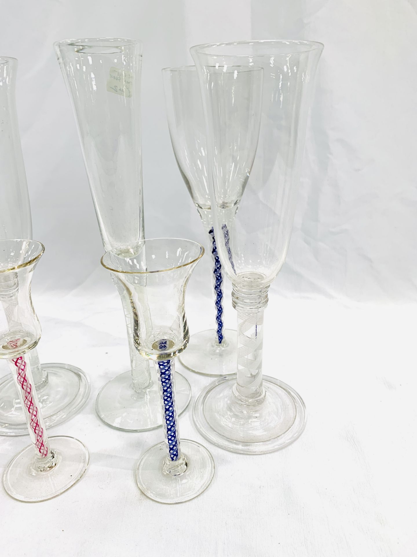 Six wine glasses with air twist stems - Bild 4 aus 5