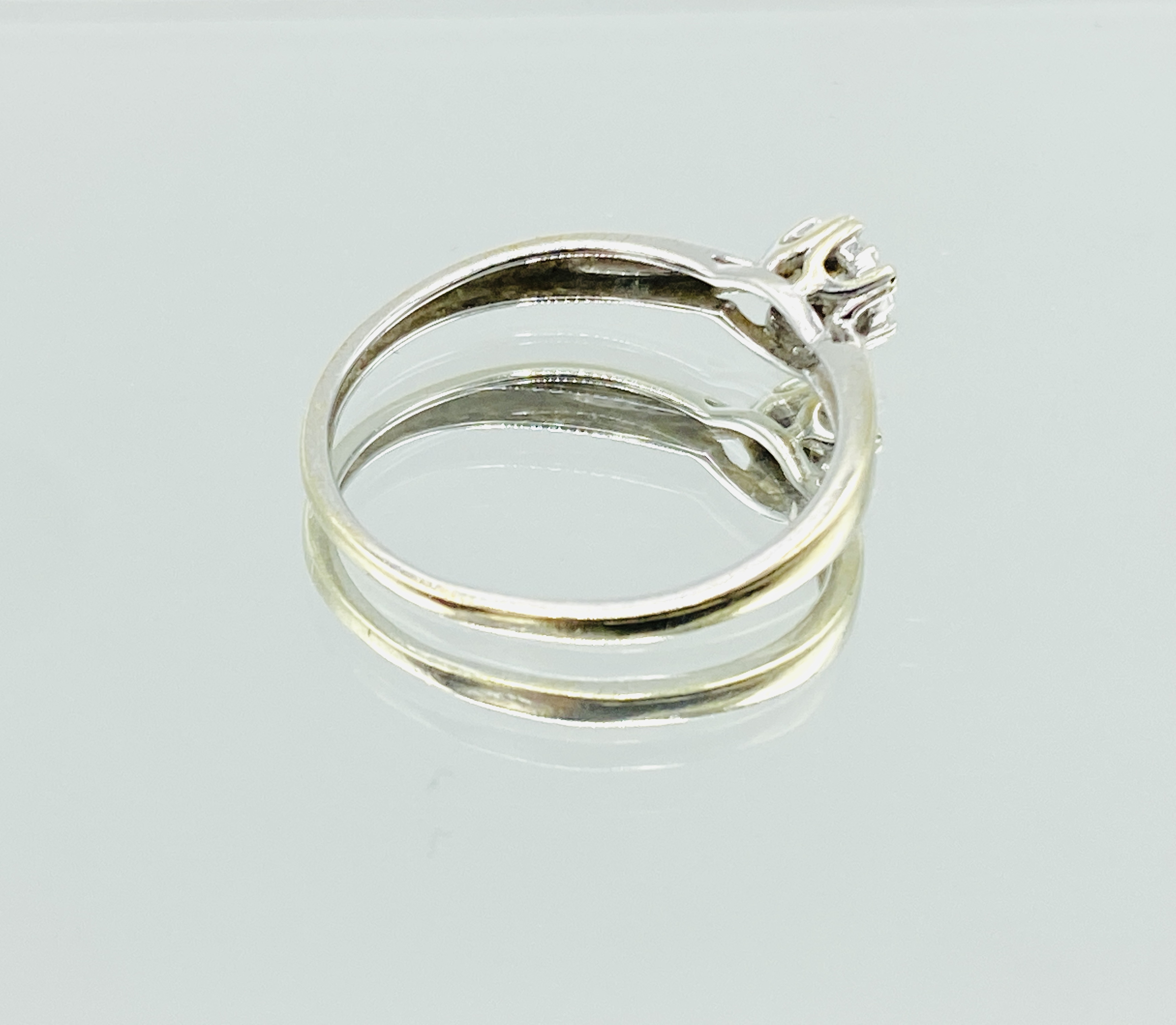 9ct white gold solitaire diamond ring - Image 2 of 3