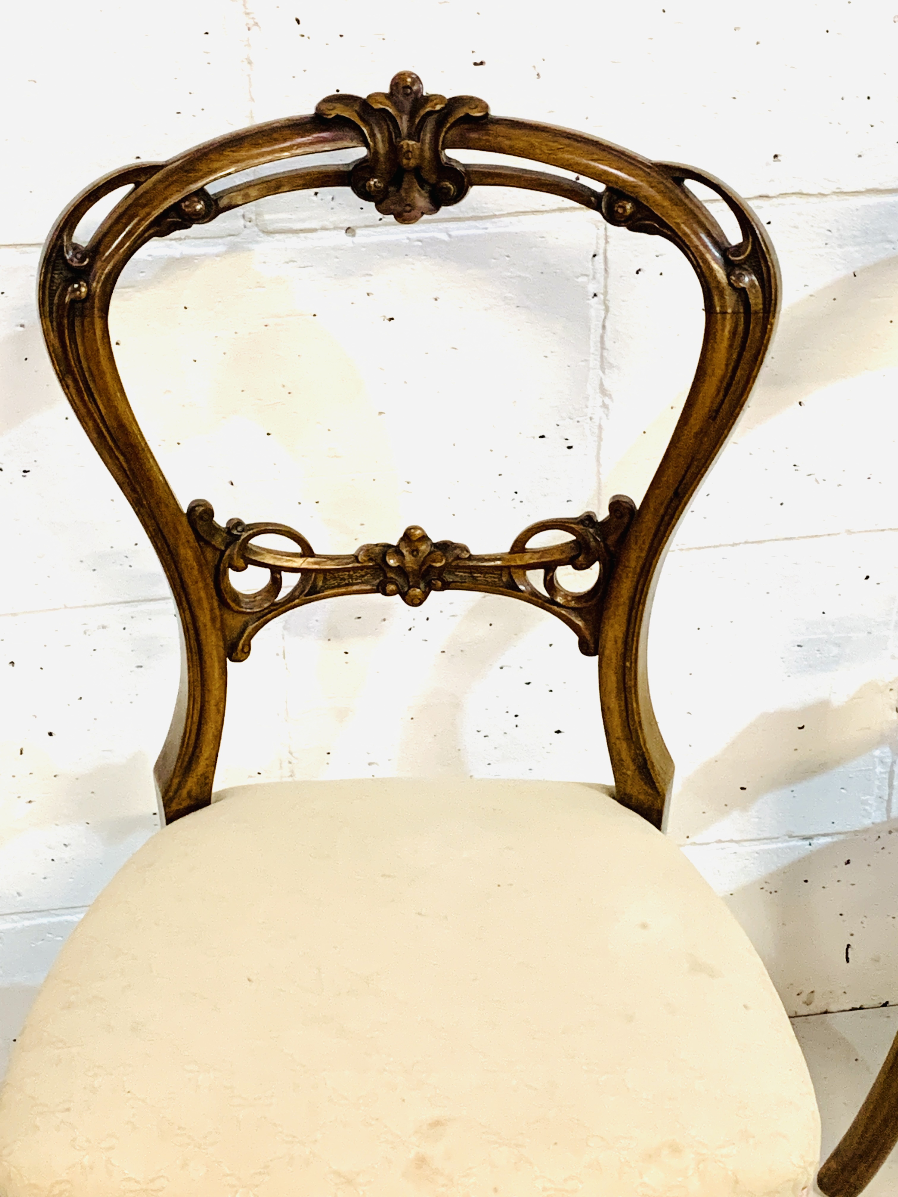 Two pairs of Victorian mahogany framed balloon back dining chairs. - Image 3 of 5