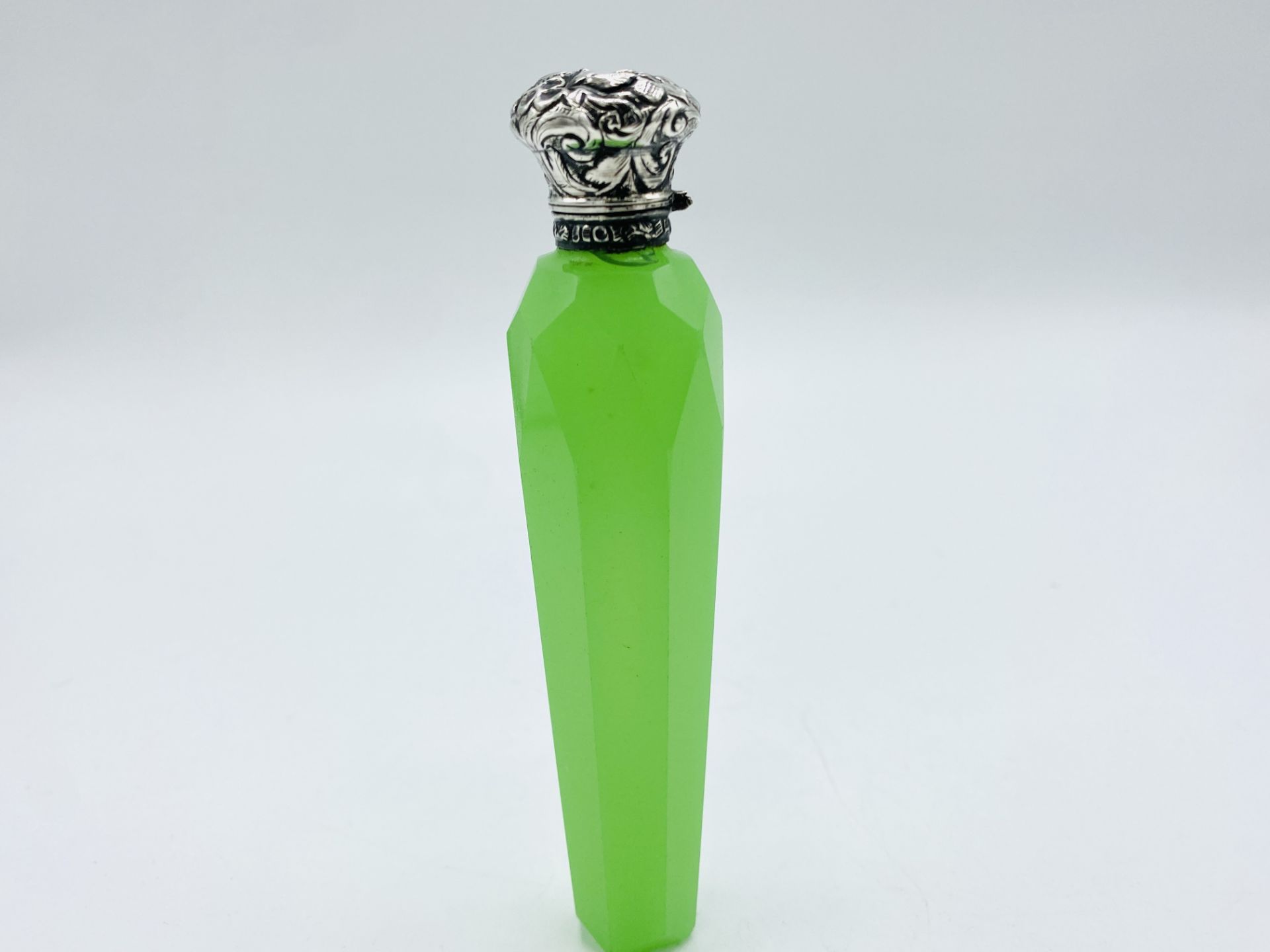 Faceted lime green glass scent flask and a faceted red glass scent bottle - Bild 3 aus 4