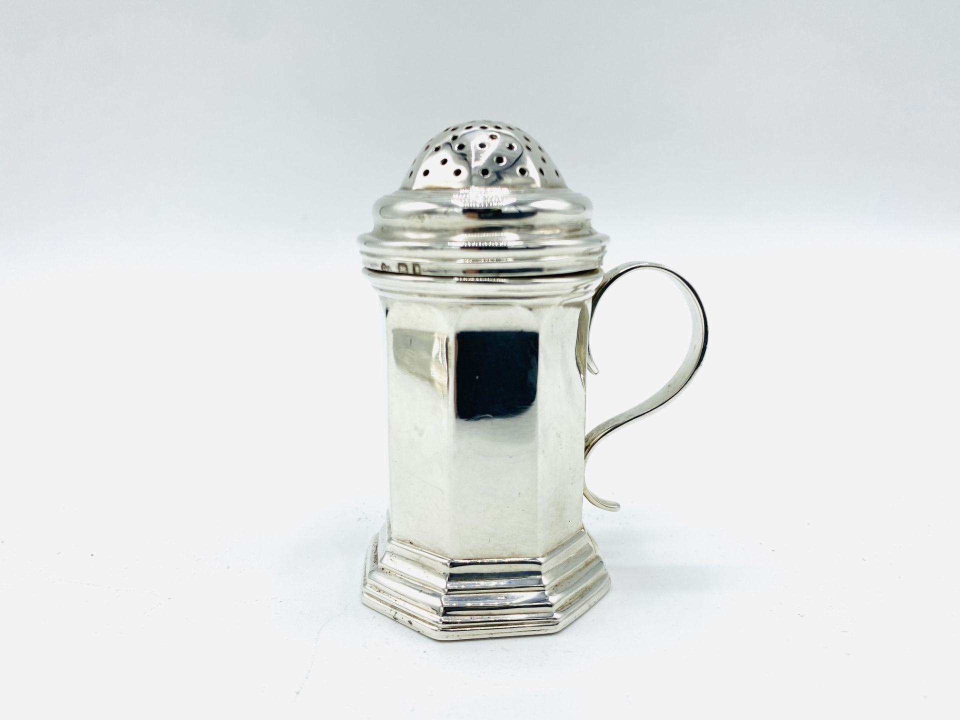 A silver trencher style cruet set by Charles & Richard Comyns, London 1921 - Image 6 of 9