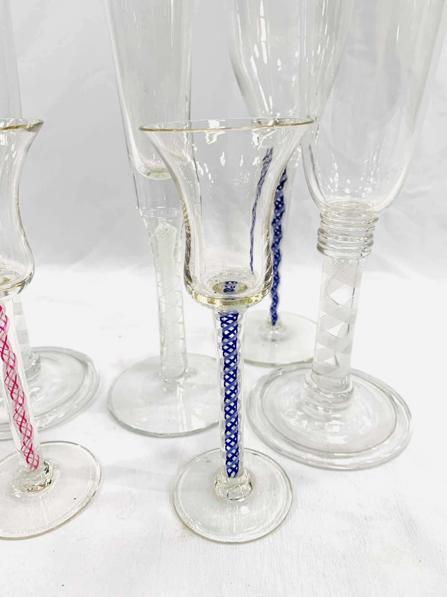 Six wine glasses with air twist stems - Bild 2 aus 5